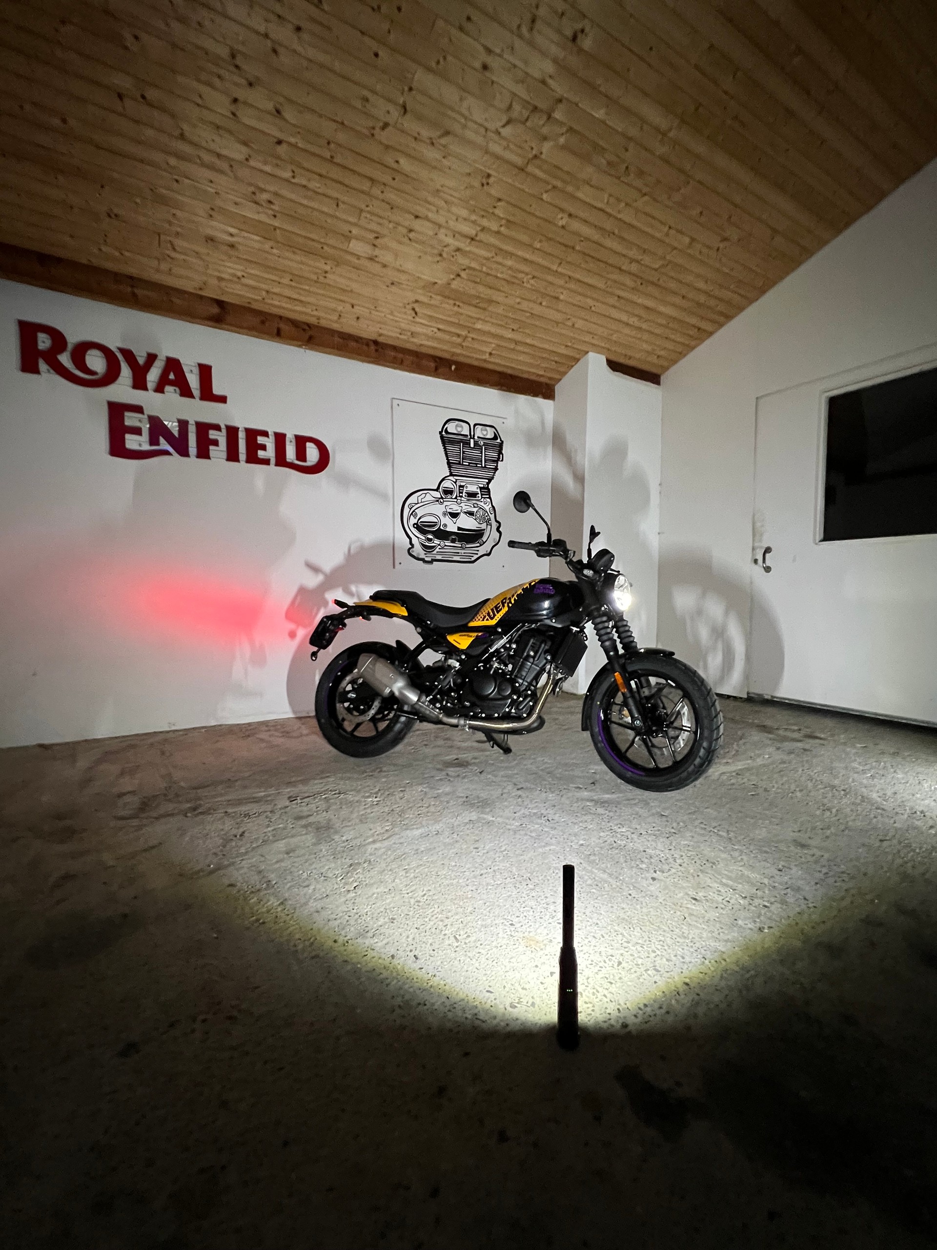 ROYAL ENFIELD Guerrilla 450