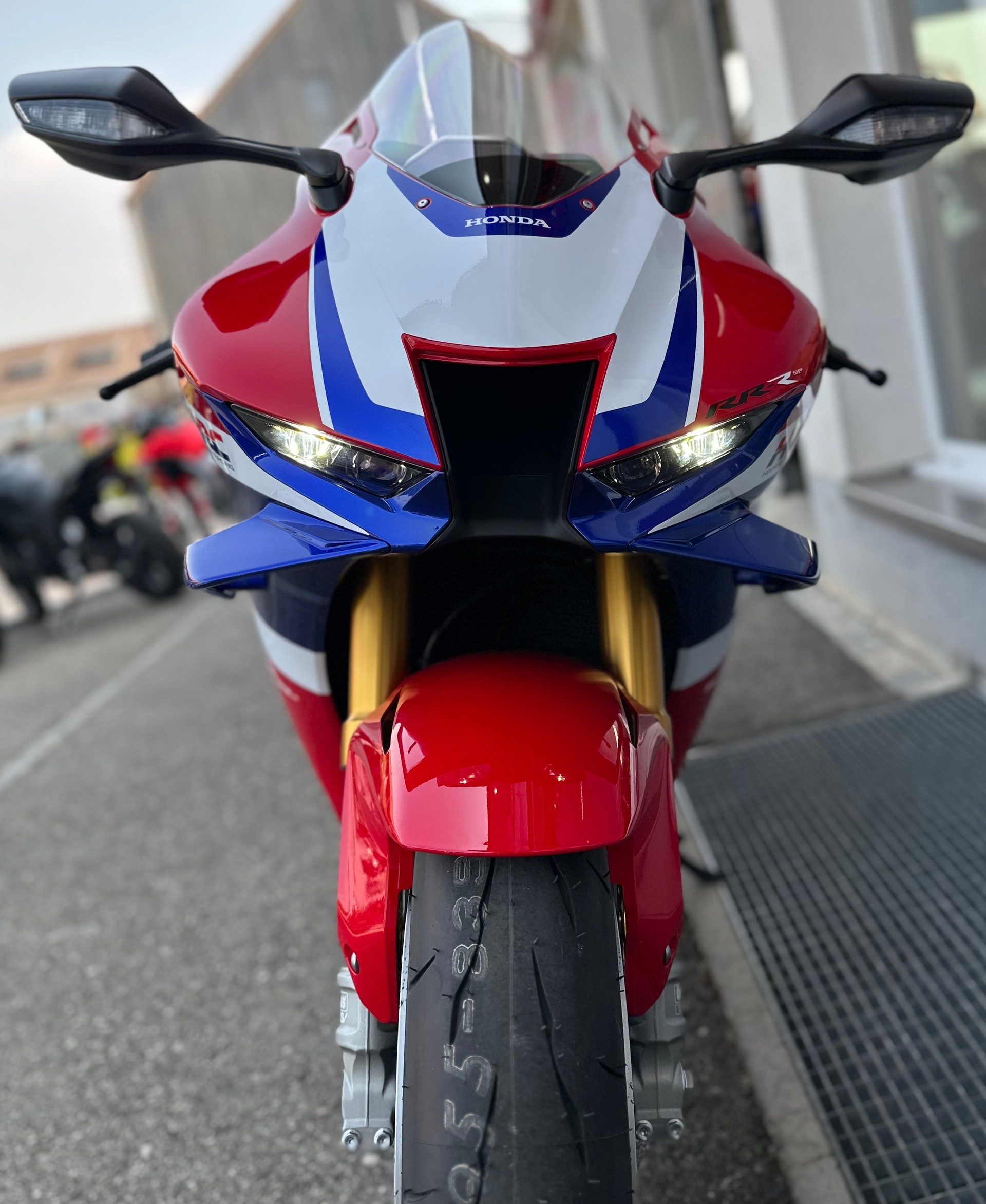 HONDA CBR 1000 RR-R Fireblade SP-image-1