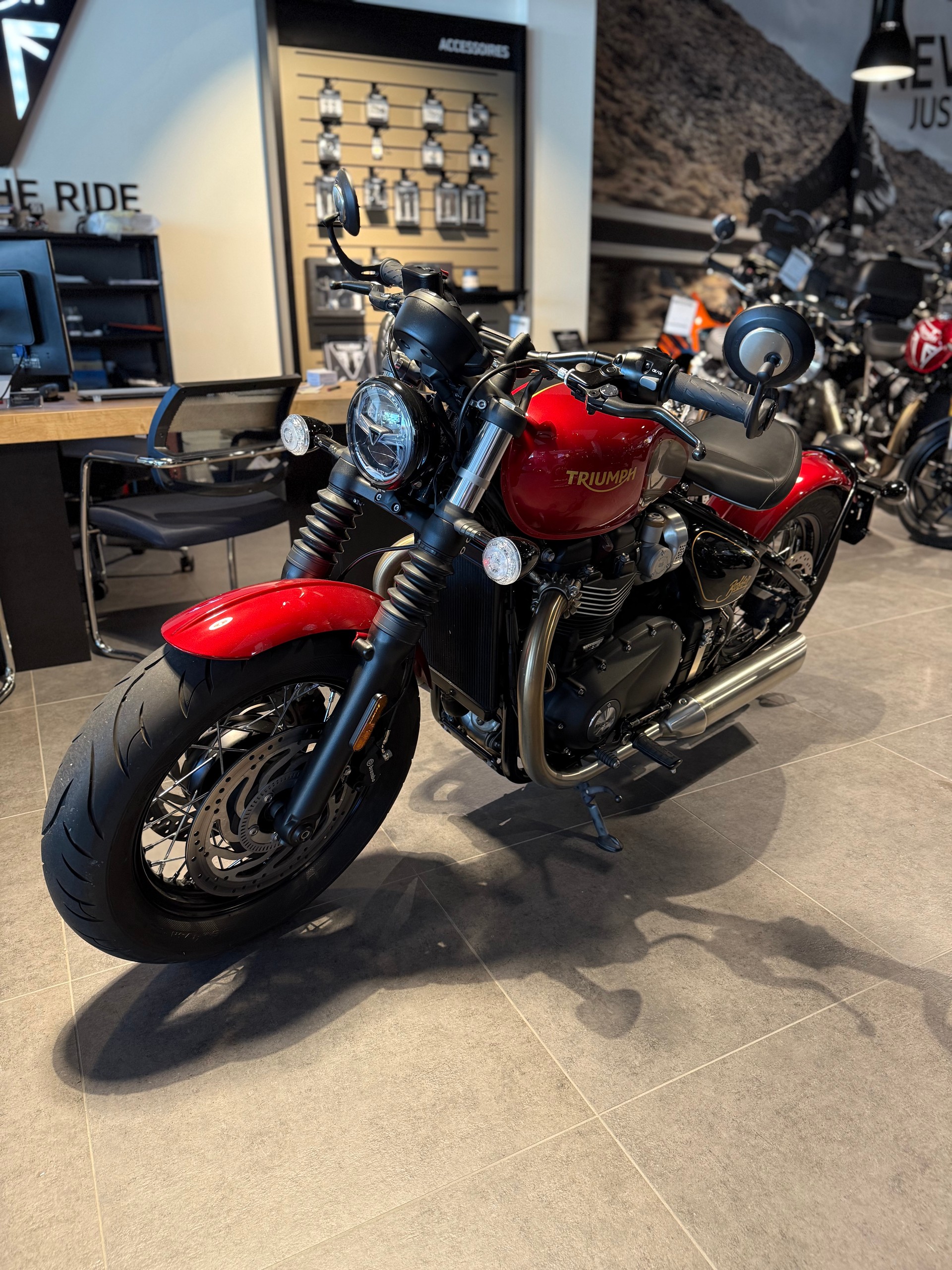 TRIUMPH Bonneville 1200 Bobber-image-2