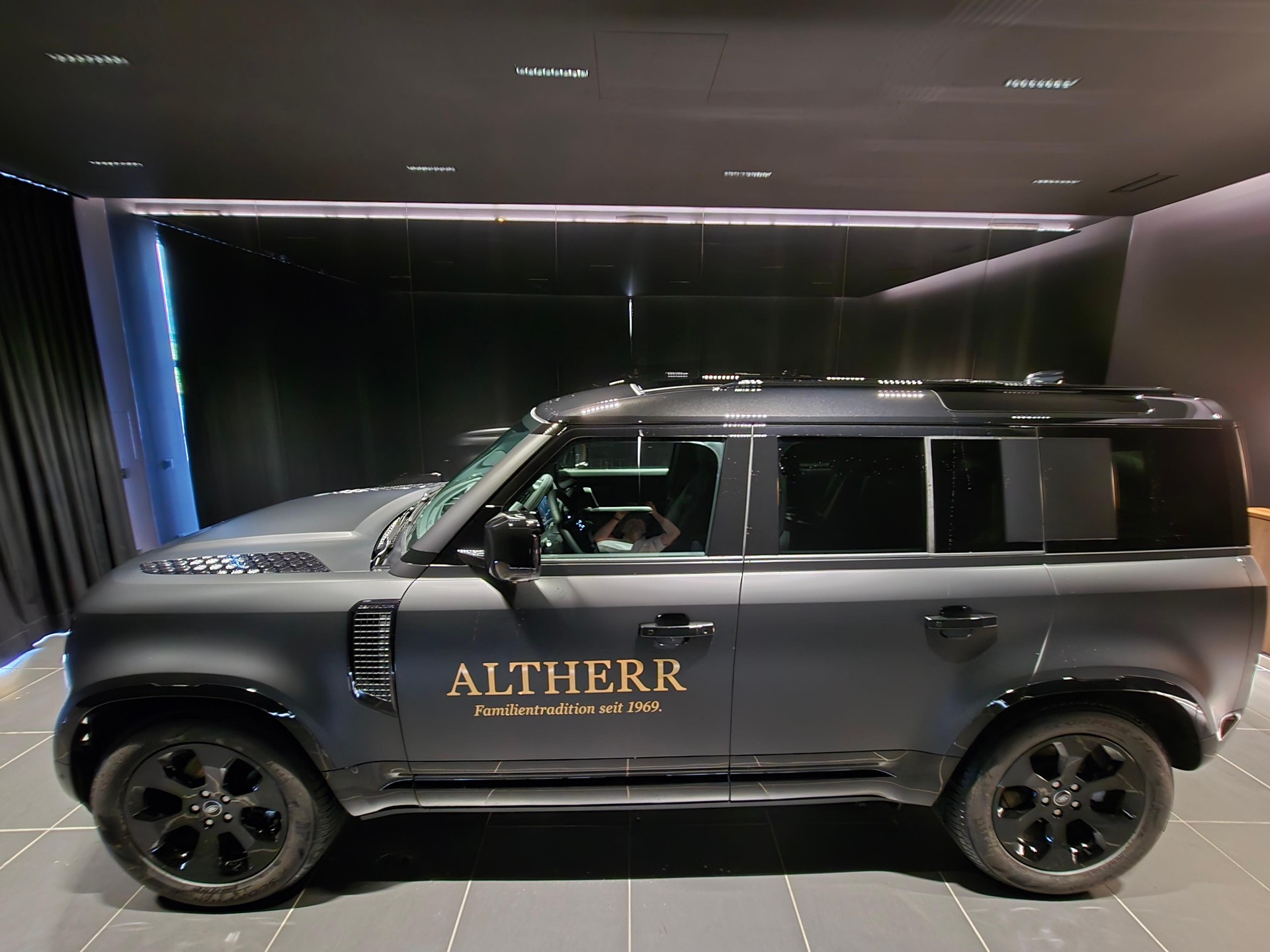 LAND ROVER Defender 110 3.0 D I6 250 X-Dynamic SE-showroom-element-1
