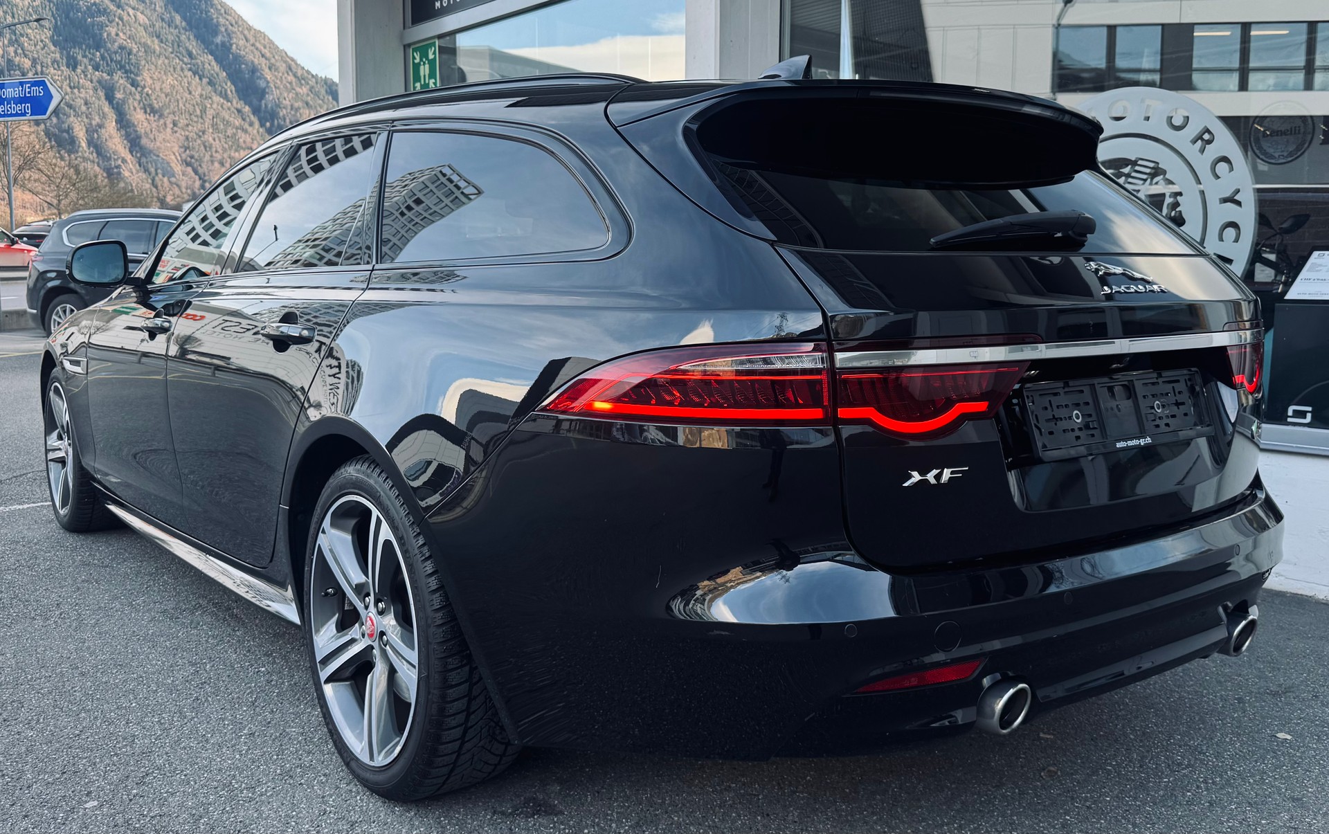 JAGUAR XF Sportbrake 30d S Automatic-showroom-element-3