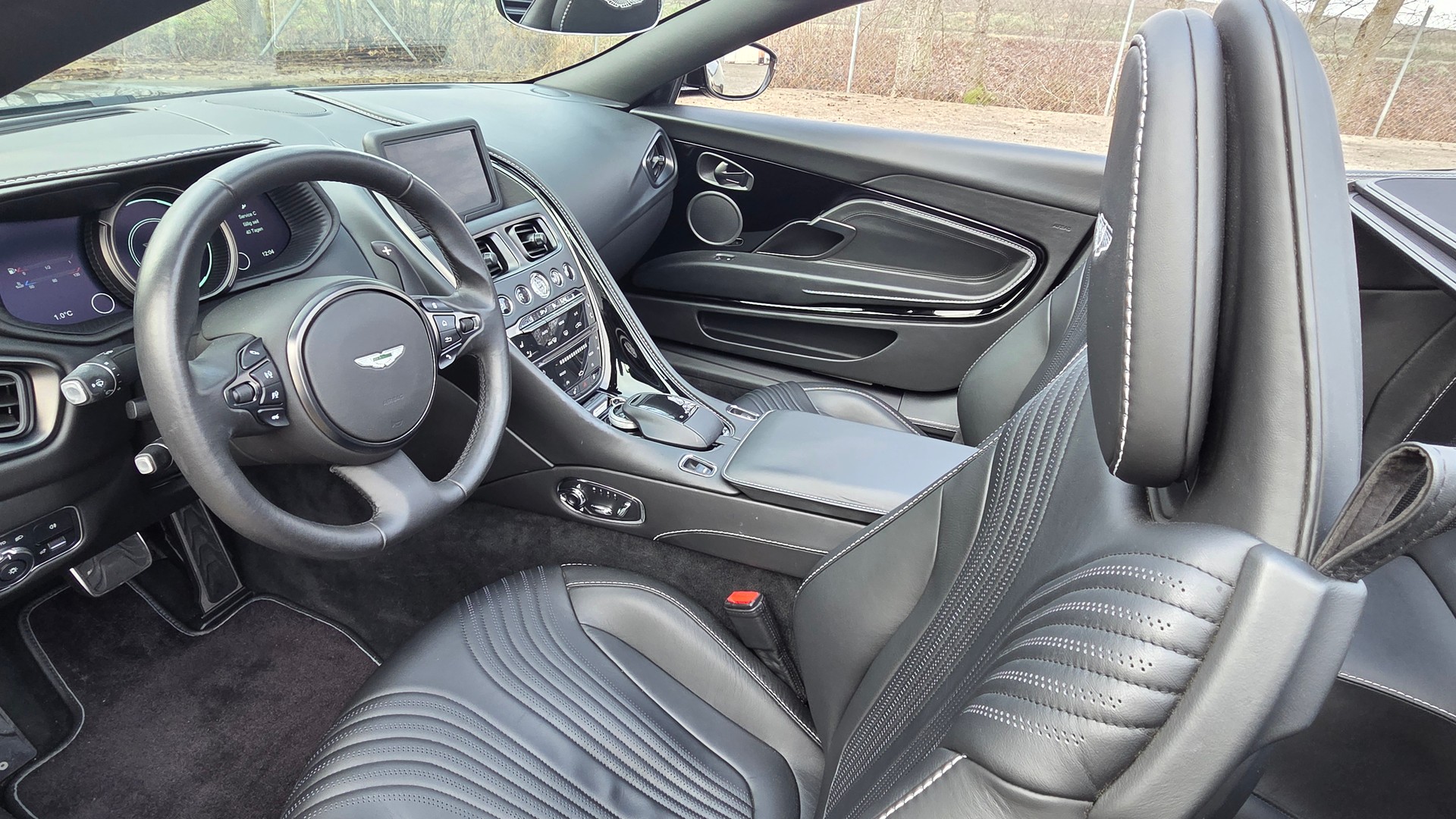 ASTON MARTIN DB11 V8 Volante Touchtronic 3-image-4