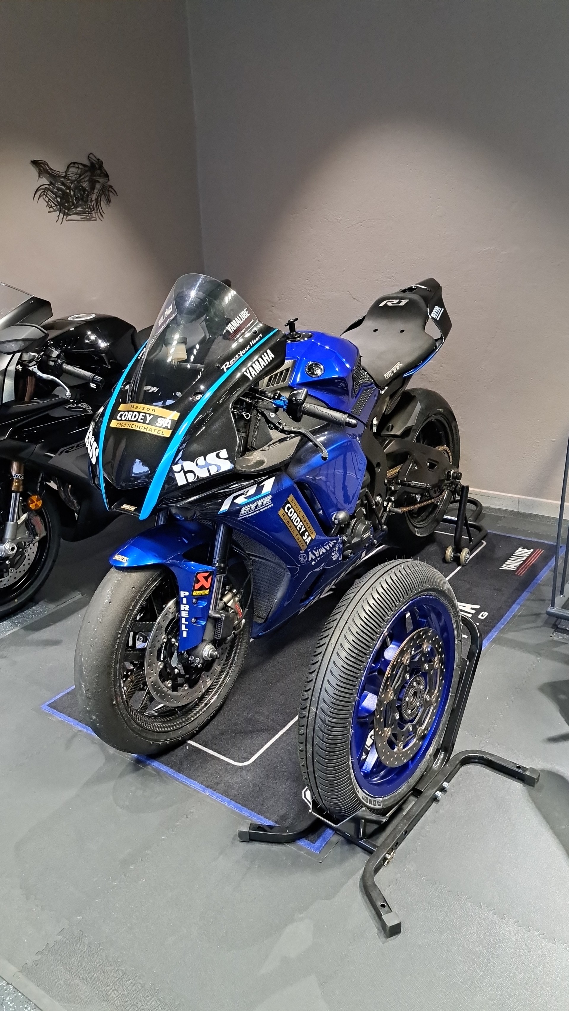 YAMAHA YZF-R1 ABS-image-1