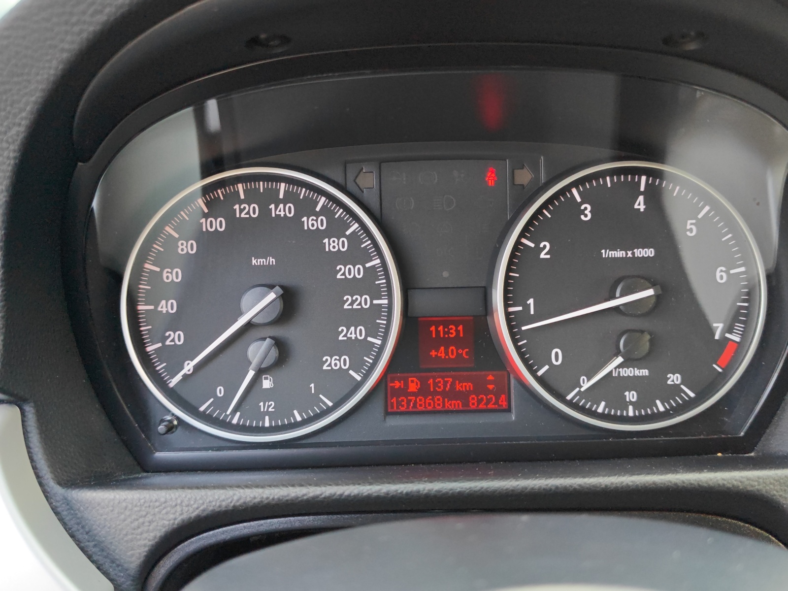 BMW 320i Coupé-image-10