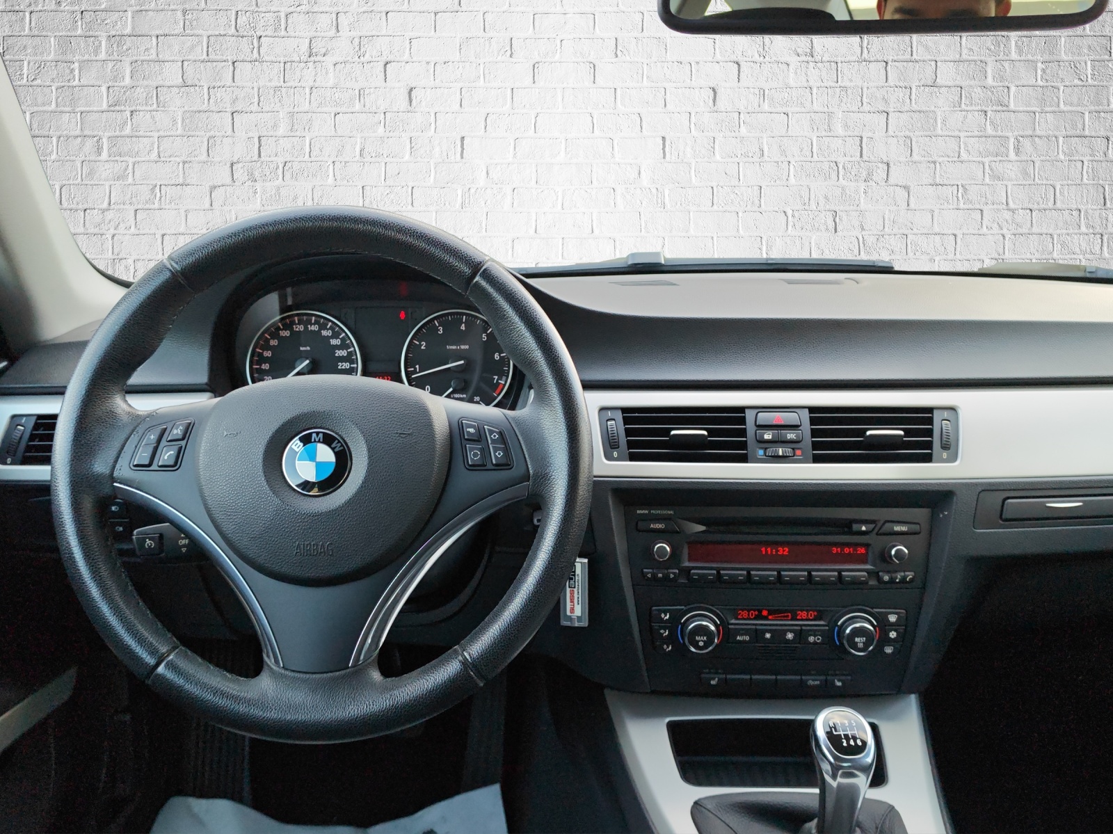 BMW 320i Coupé-image-11