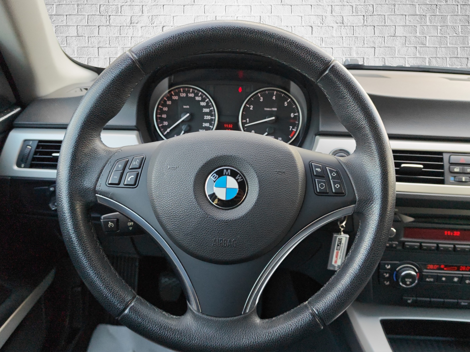 BMW 320i Coupé-image-12