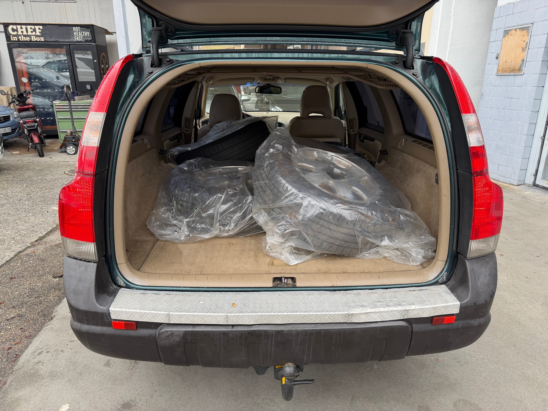 VOLVO XC70 2.5T AWD-image-8