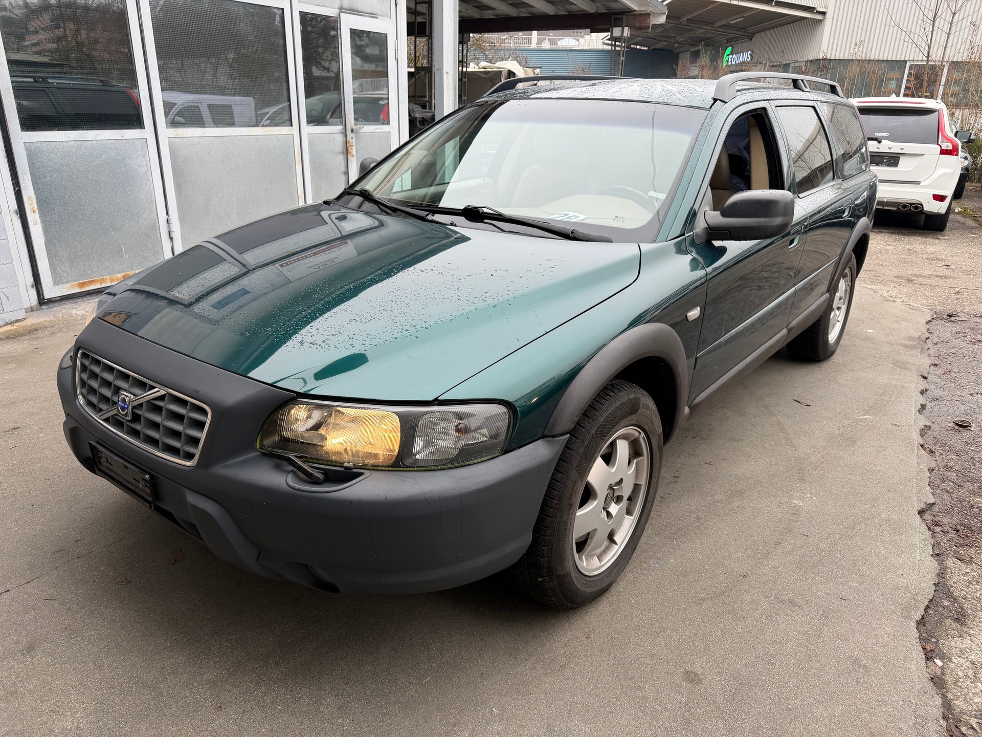 VOLVO XC70 2.5T AWD-image-1