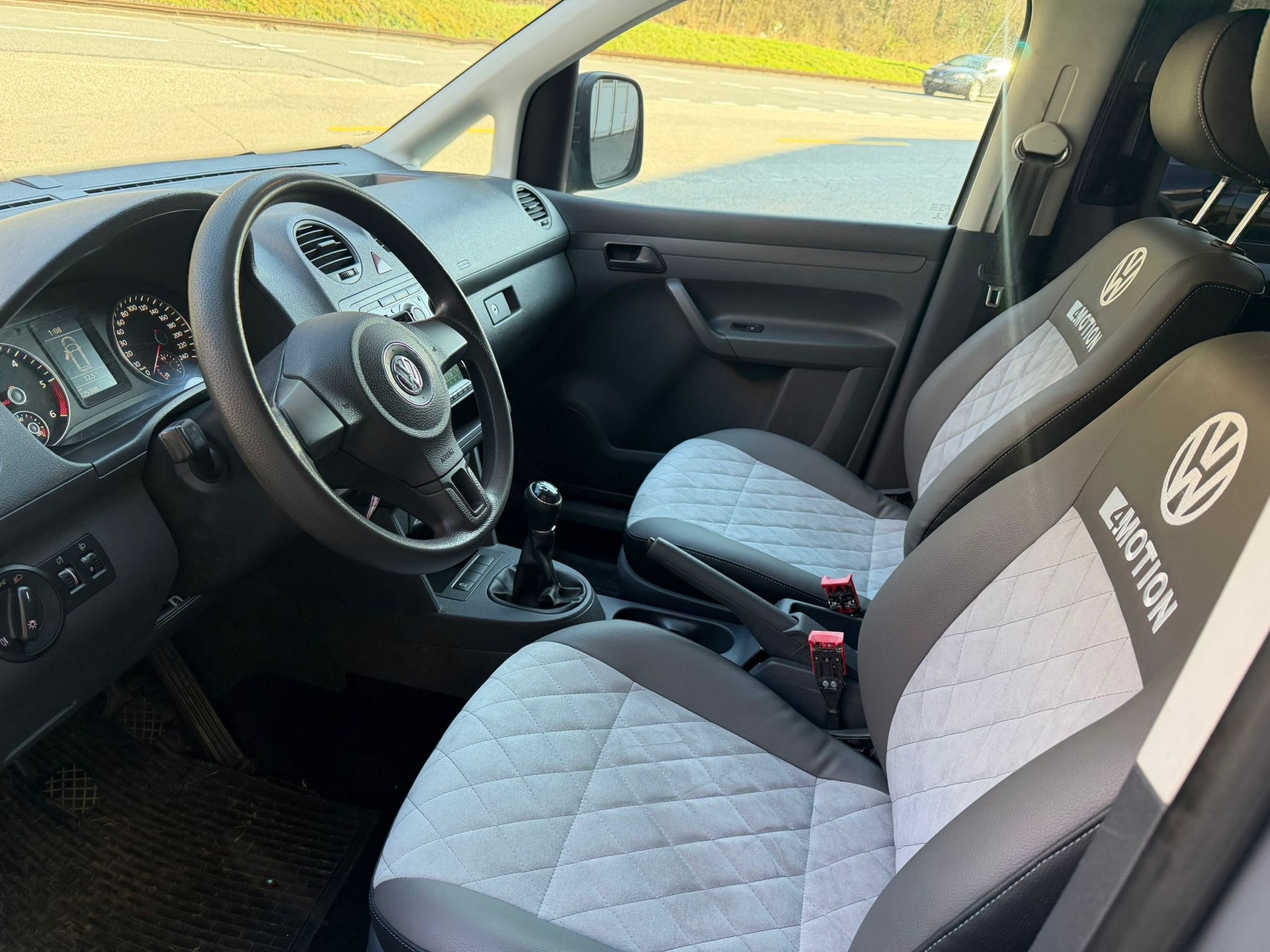 VW Caddy 2.0 TDI 4Motion-image-6
