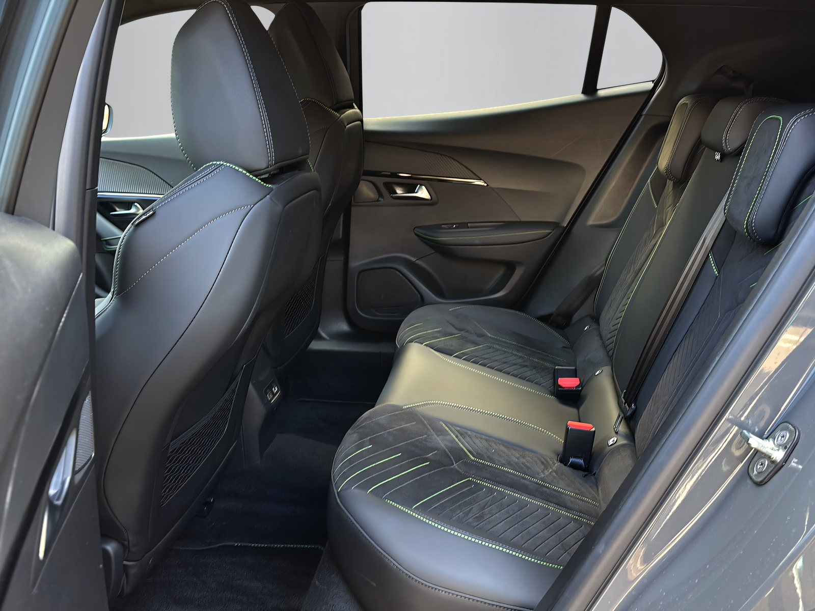 PEUGEOT 2008 1.2 Hybrid 145 GT-image-11