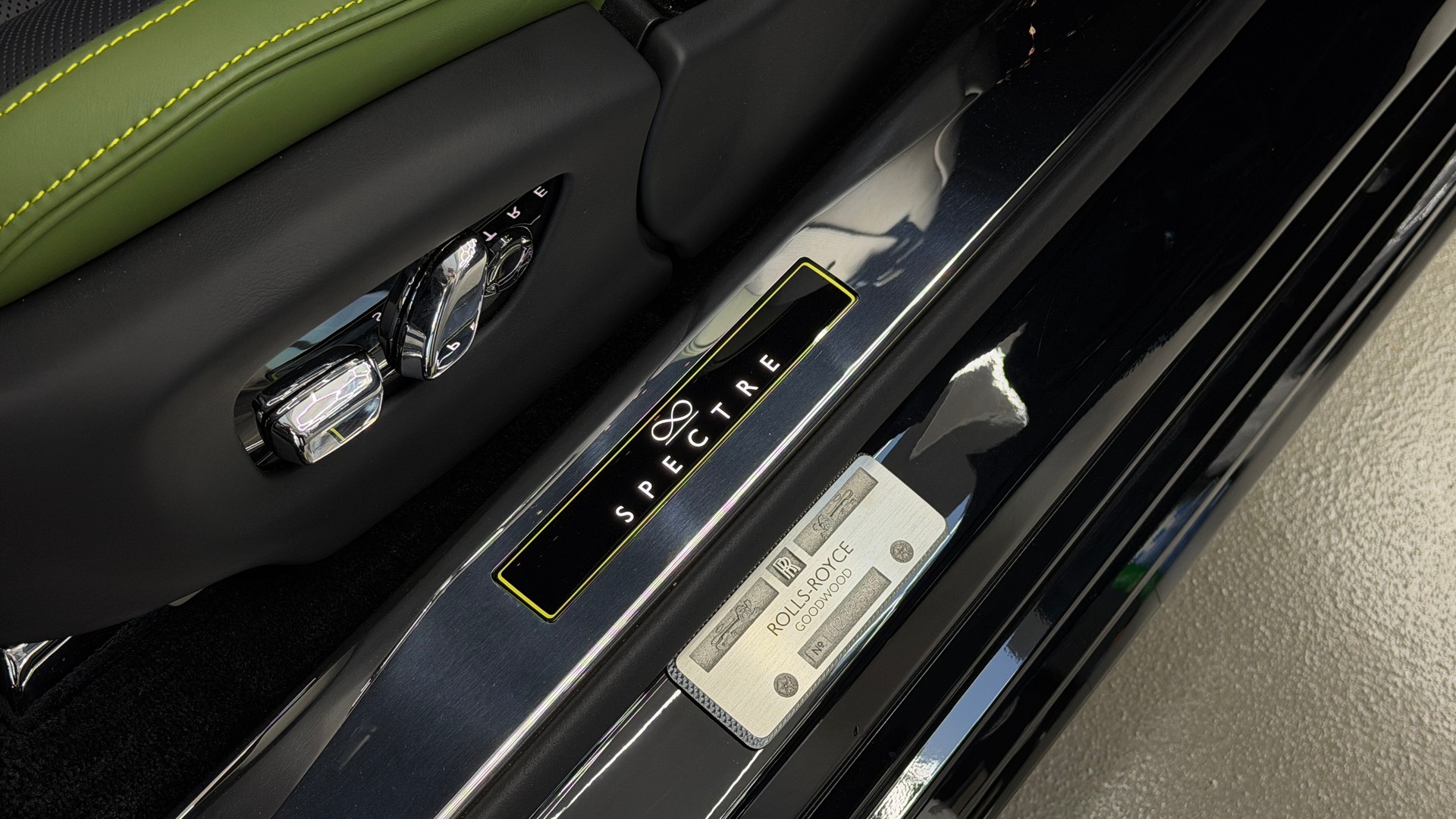 ROLLS-ROYCE Spectre Black Badge-image-16