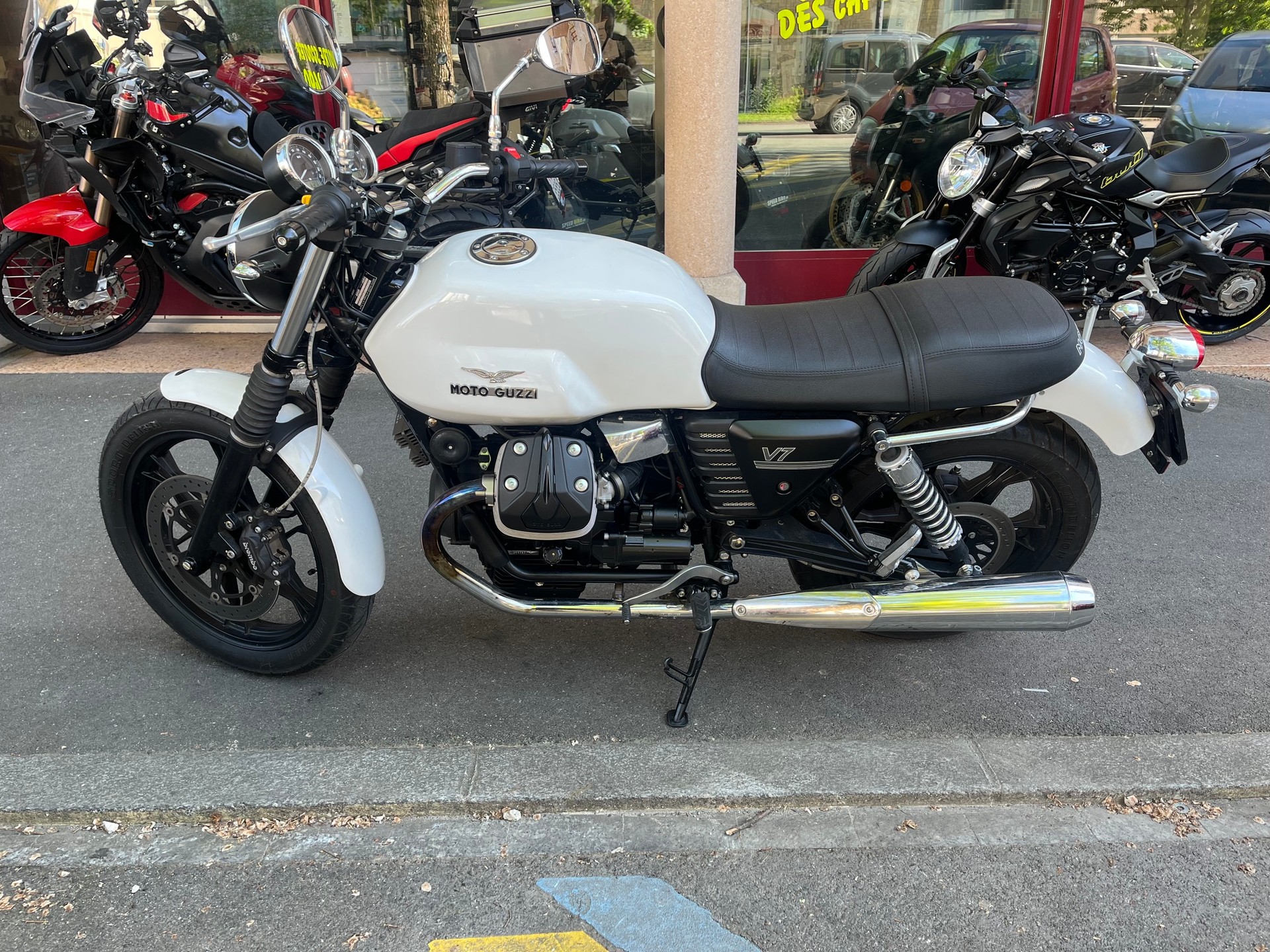 MOTO GUZZI V7-image-0