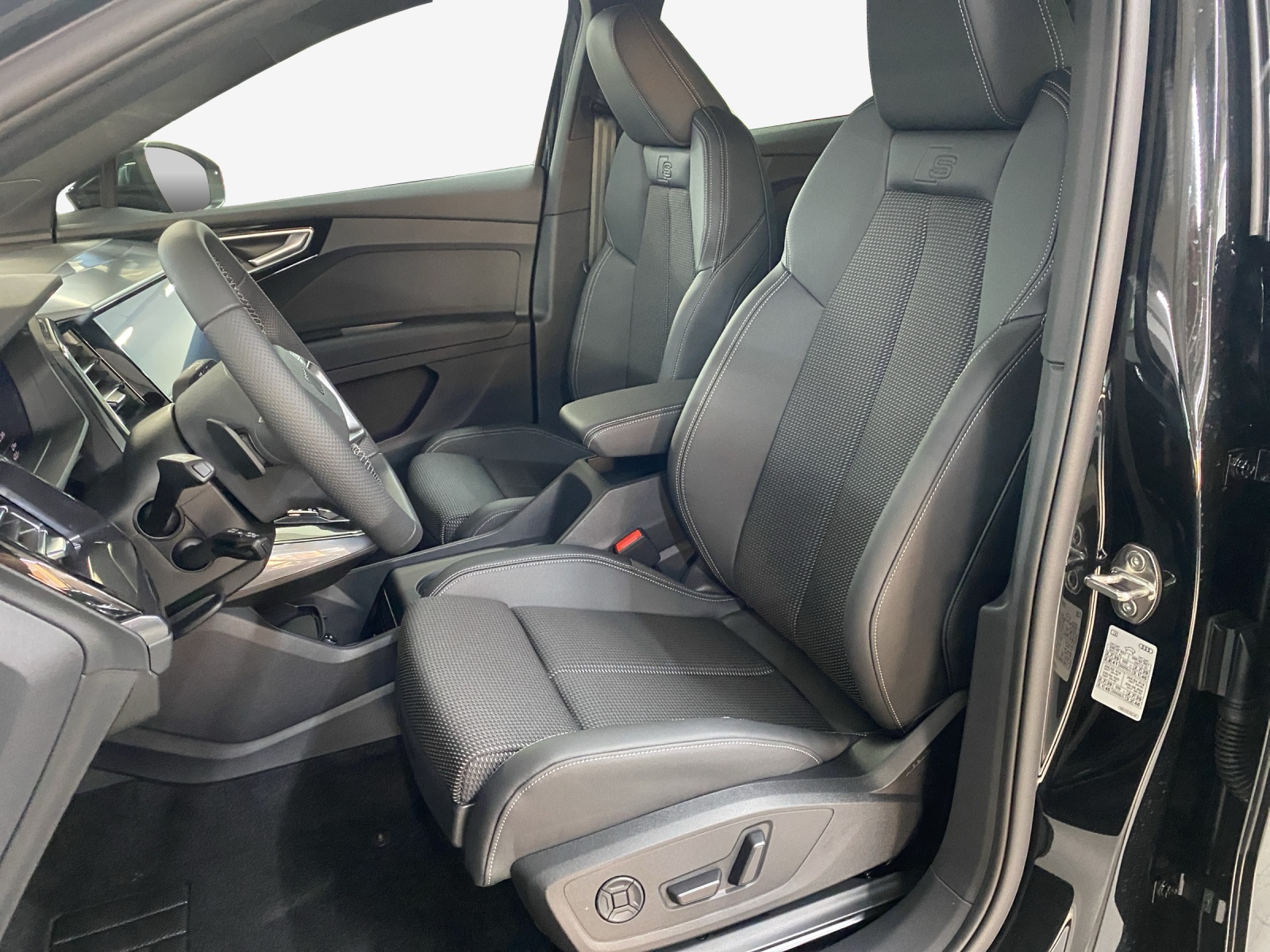 AUDI Q4 e-tron 45 Edition Swiss Ski quattro-image-7