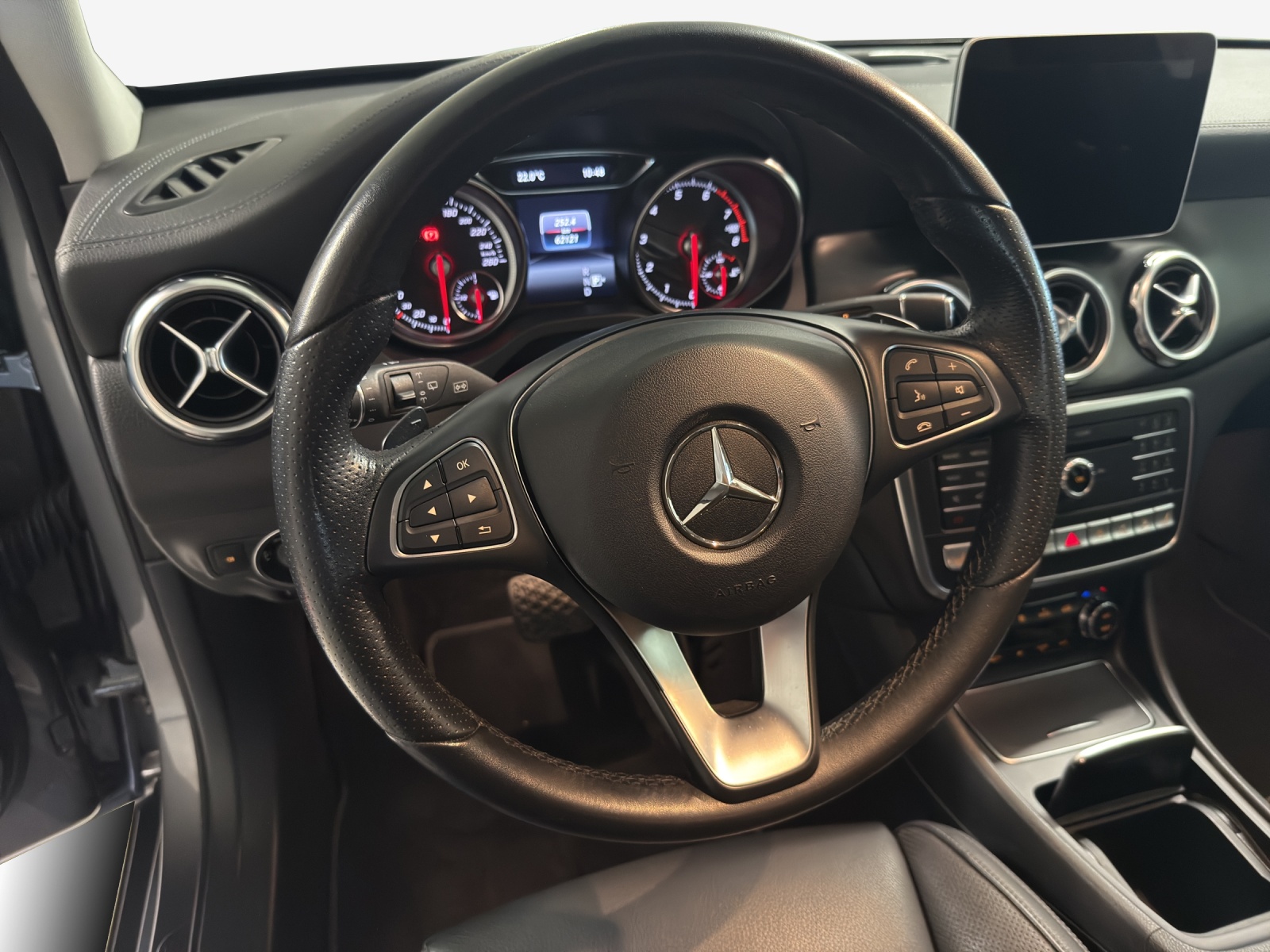 MERCEDES-BENZ GLA 250 Urban 4Matic 7G-DCT-image-9