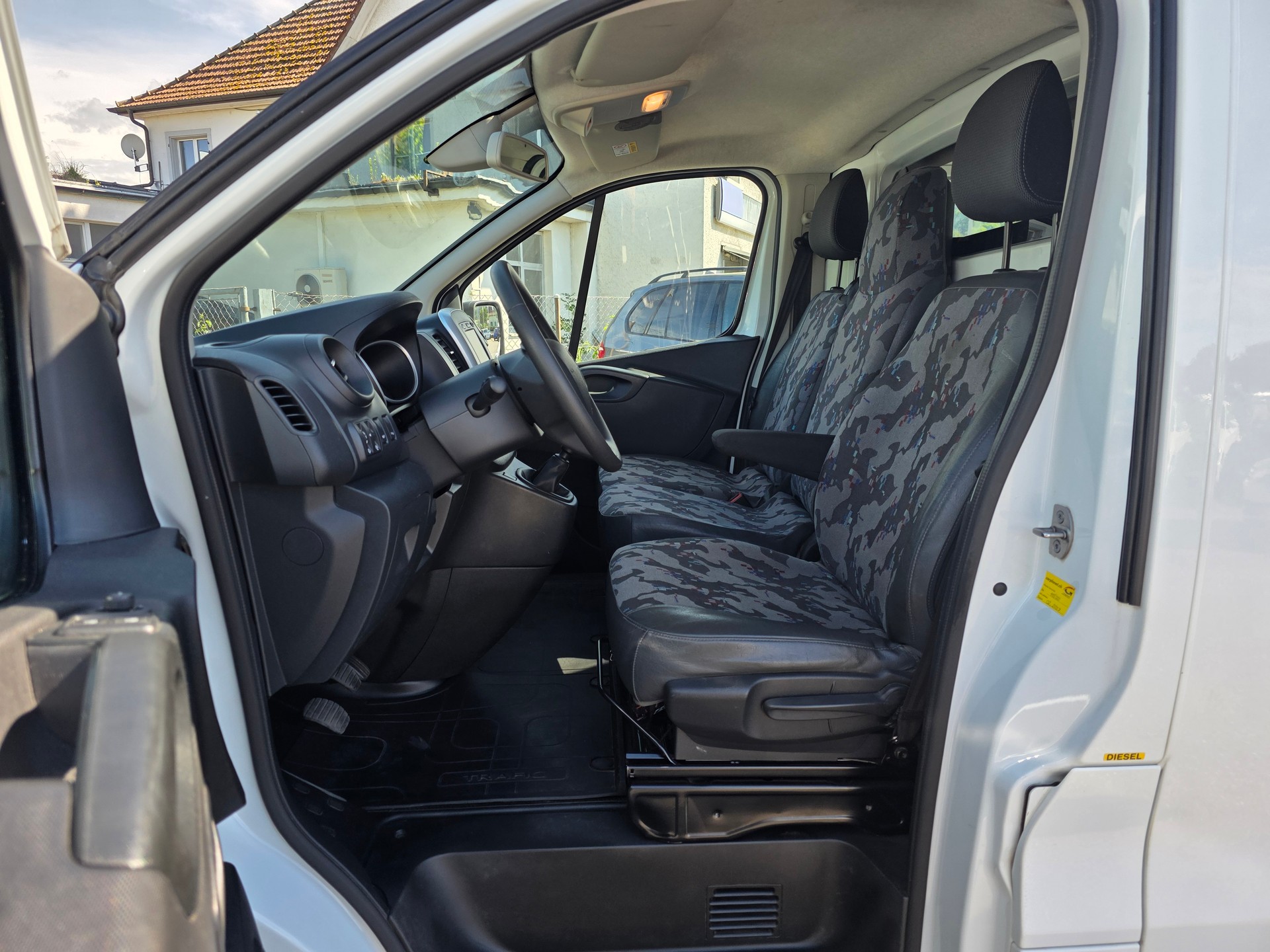 RENAULT Trafic 2.0 ENERGY dCi145 3.0t Business L2H2 * CH-Fahrzeug *-image-10