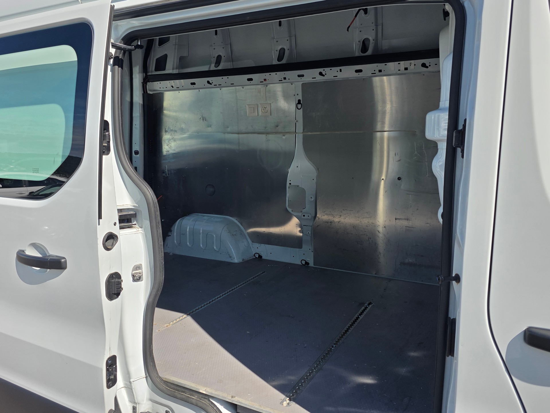 RENAULT Trafic 2.0 ENERGY dCi145 3.0t Business L2H2 * CH-Fahrzeug *-image-9