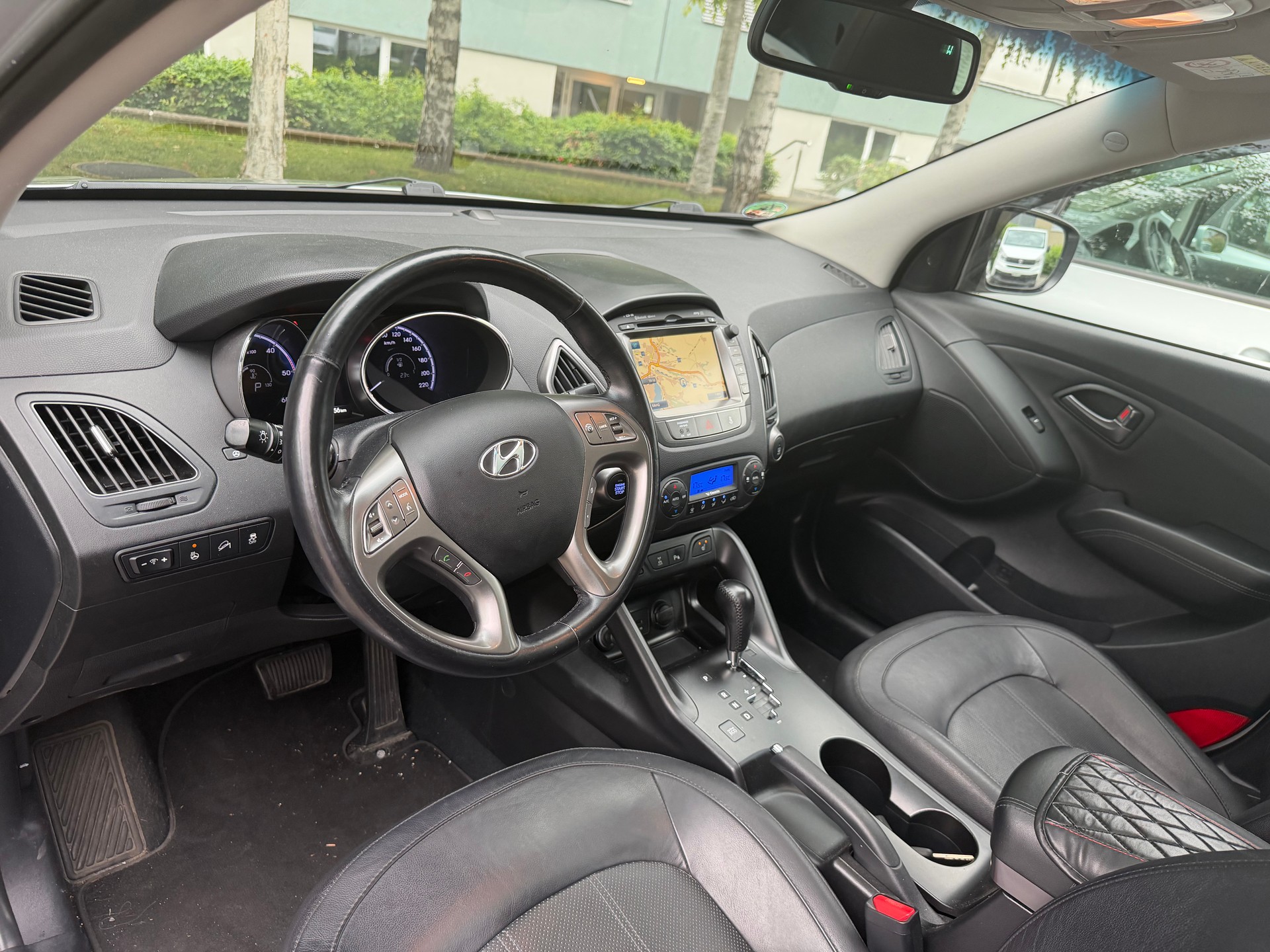 HYUNDAI iX 35 2.0 CRDi Style 4WD Automatic-image-10