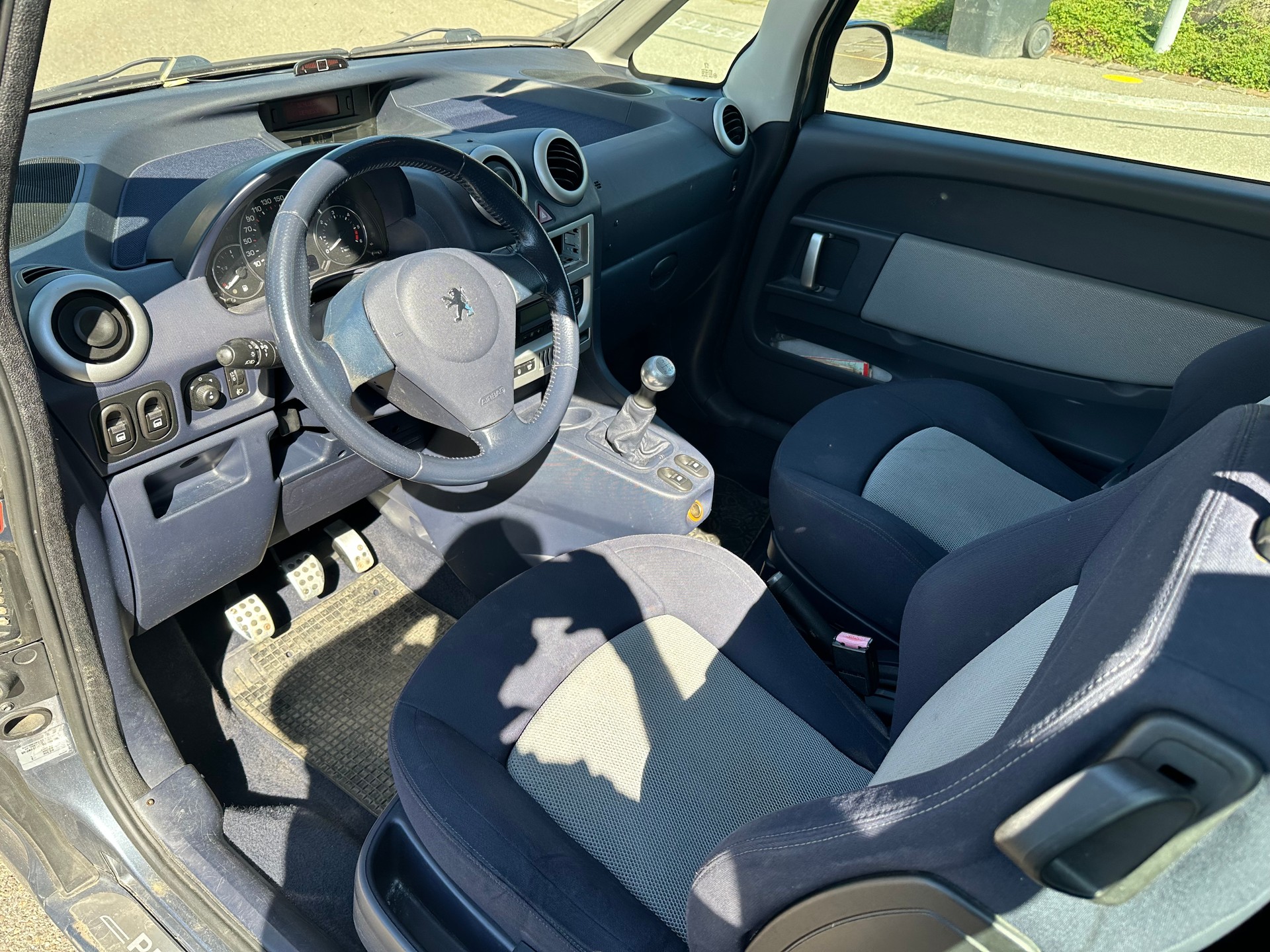 PEUGEOT 1007 1.4 HDI Trendy-image-8