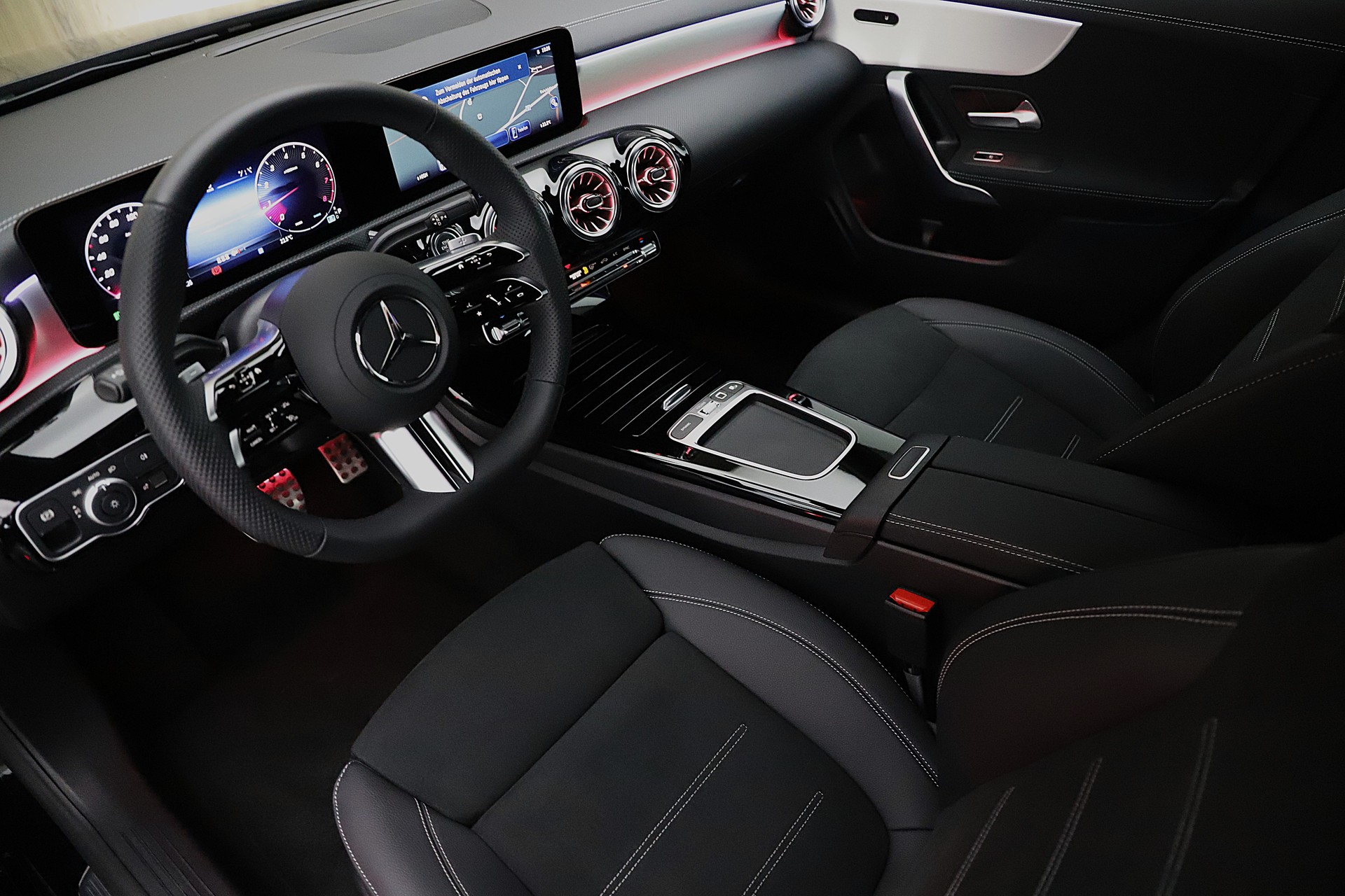 MERCEDES-BENZ CLA 200 7G-DCT AMG Line Night Edition und Advanced Plus-image-4