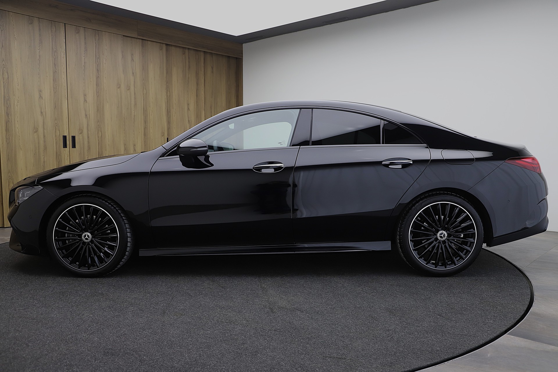 MERCEDES-BENZ CLA 200 7G-DCT AMG Line Night Edition und Advanced Plus-image-2