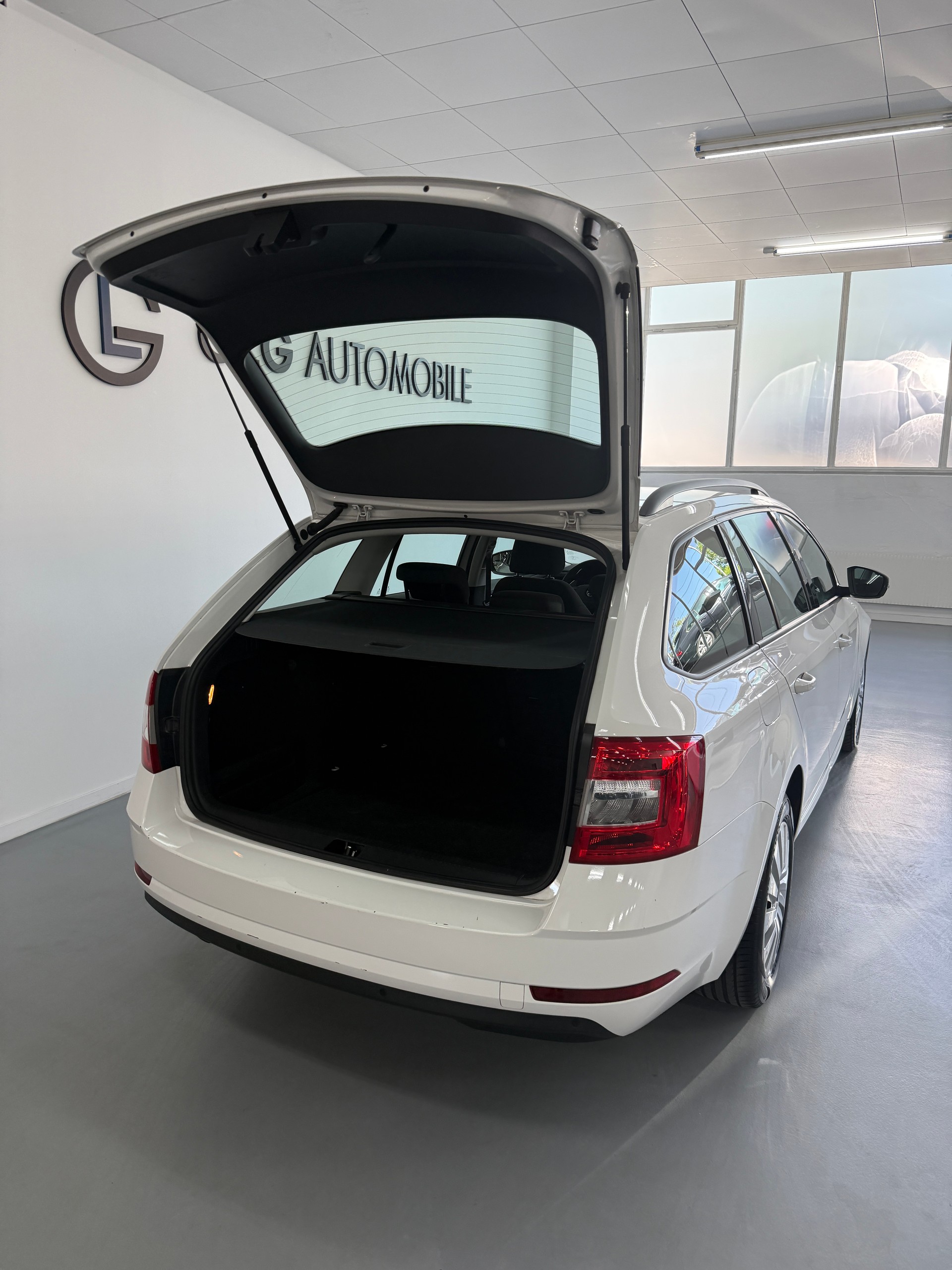 SKODA Octavia Combi 2.0 TDI Ambition DSG-image-12