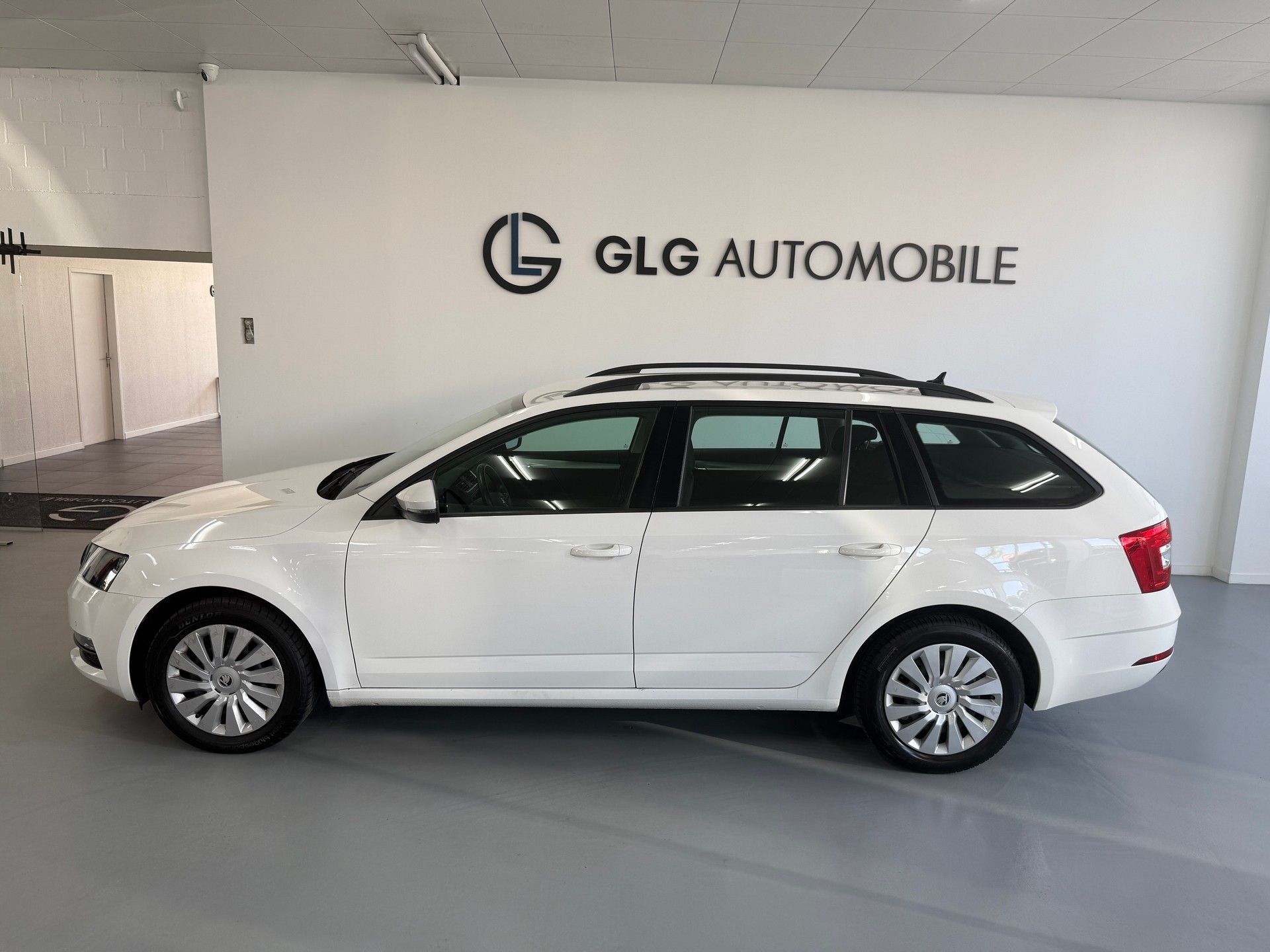 SKODA Octavia Combi 2.0 TDI Ambition DSG-showroom-element-1