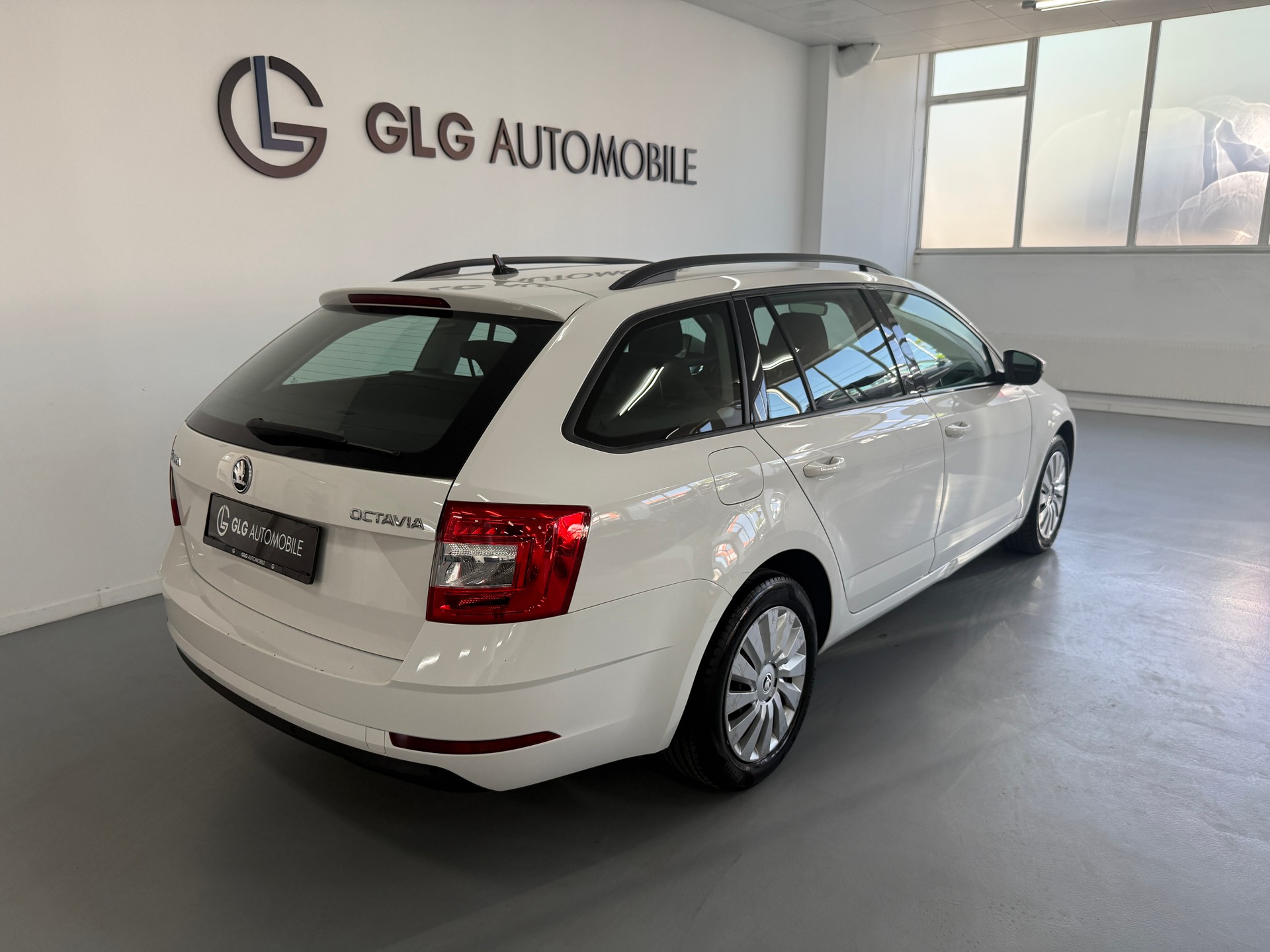 SKODA Octavia Combi 2.0 TDI Ambition DSG-showroom-element-3