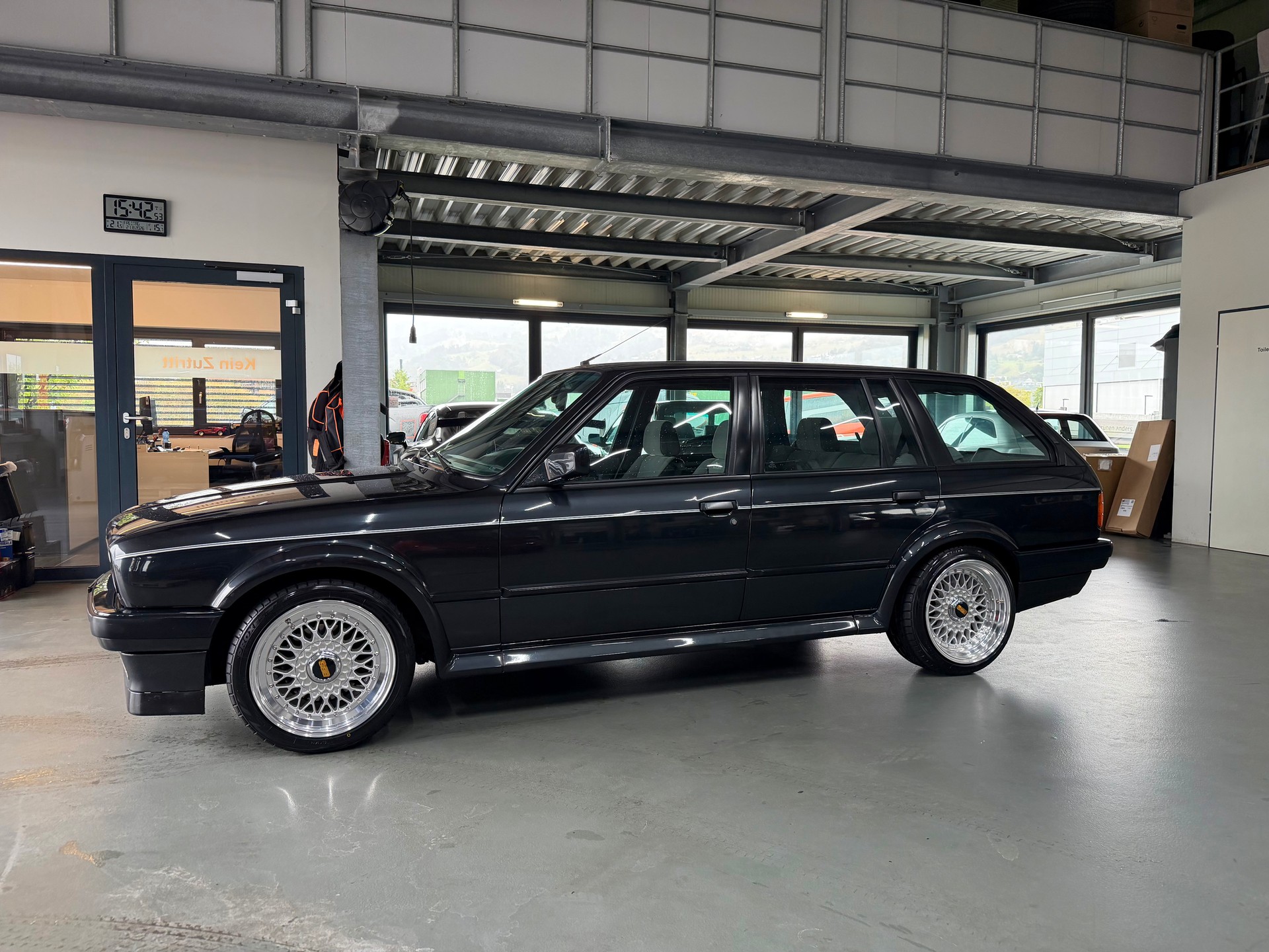 BMW 325iX A Touring *Veteran*-showroom-element-2