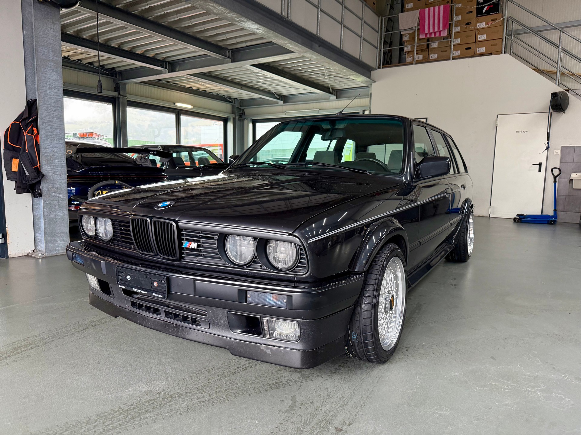 BMW 325iX A Touring *Veteran*-showroom-element-3