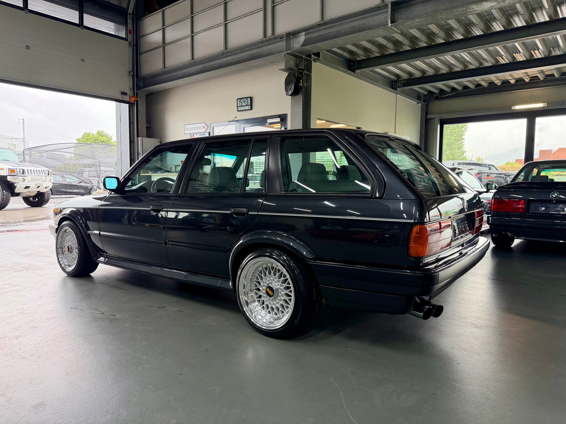BMW 325iX A Touring *Veteran*-showroom-element-1