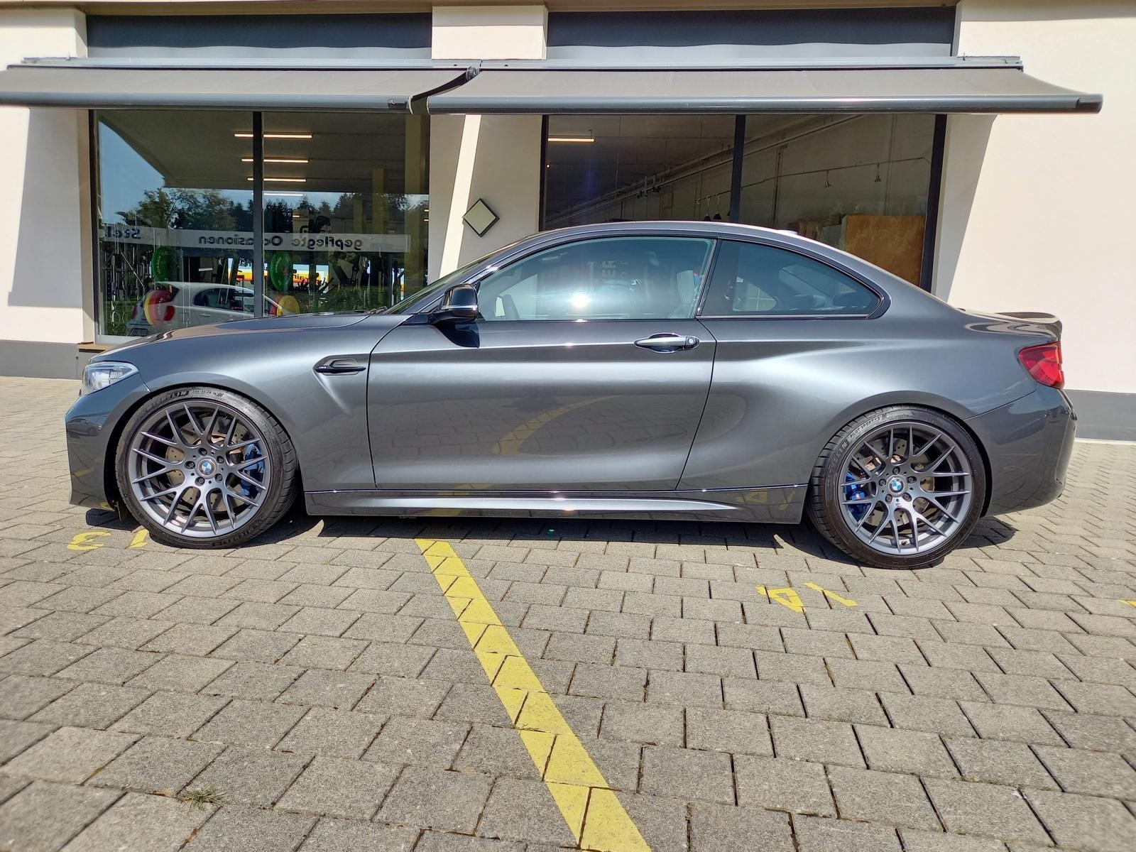 BMW M2 Drivelogic-showroom-element-2