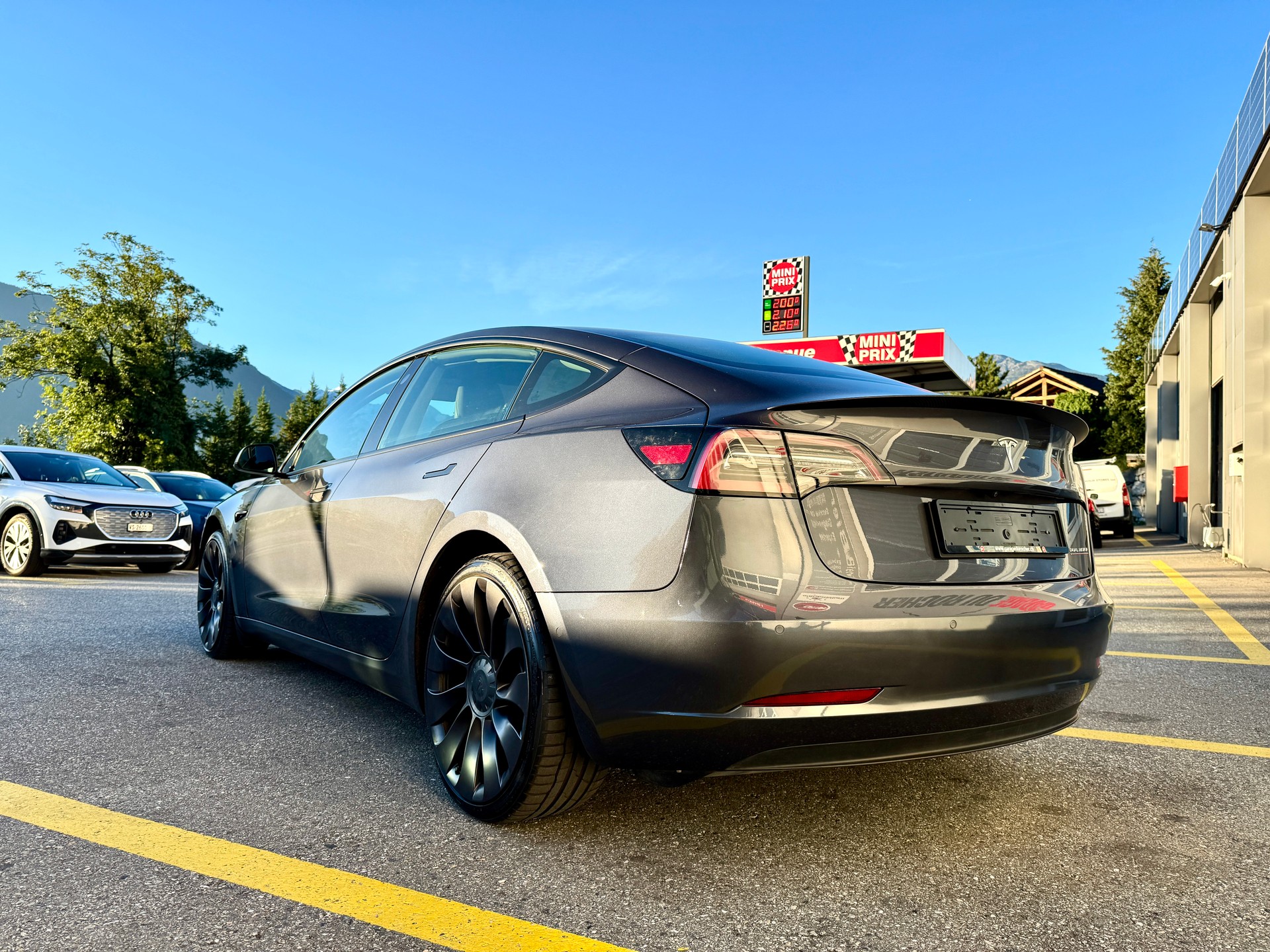 TESLA Model 3 Performance D-showroom-element-1