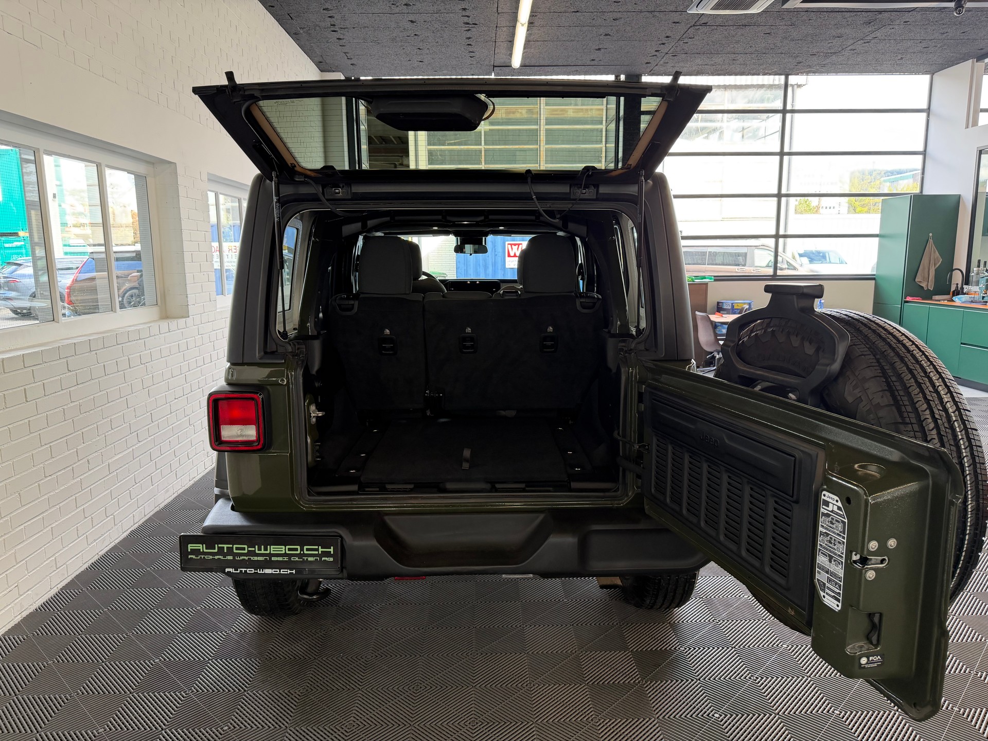JEEP Wrangler 2.0 Unlimited Rubicon Automatic-image-9