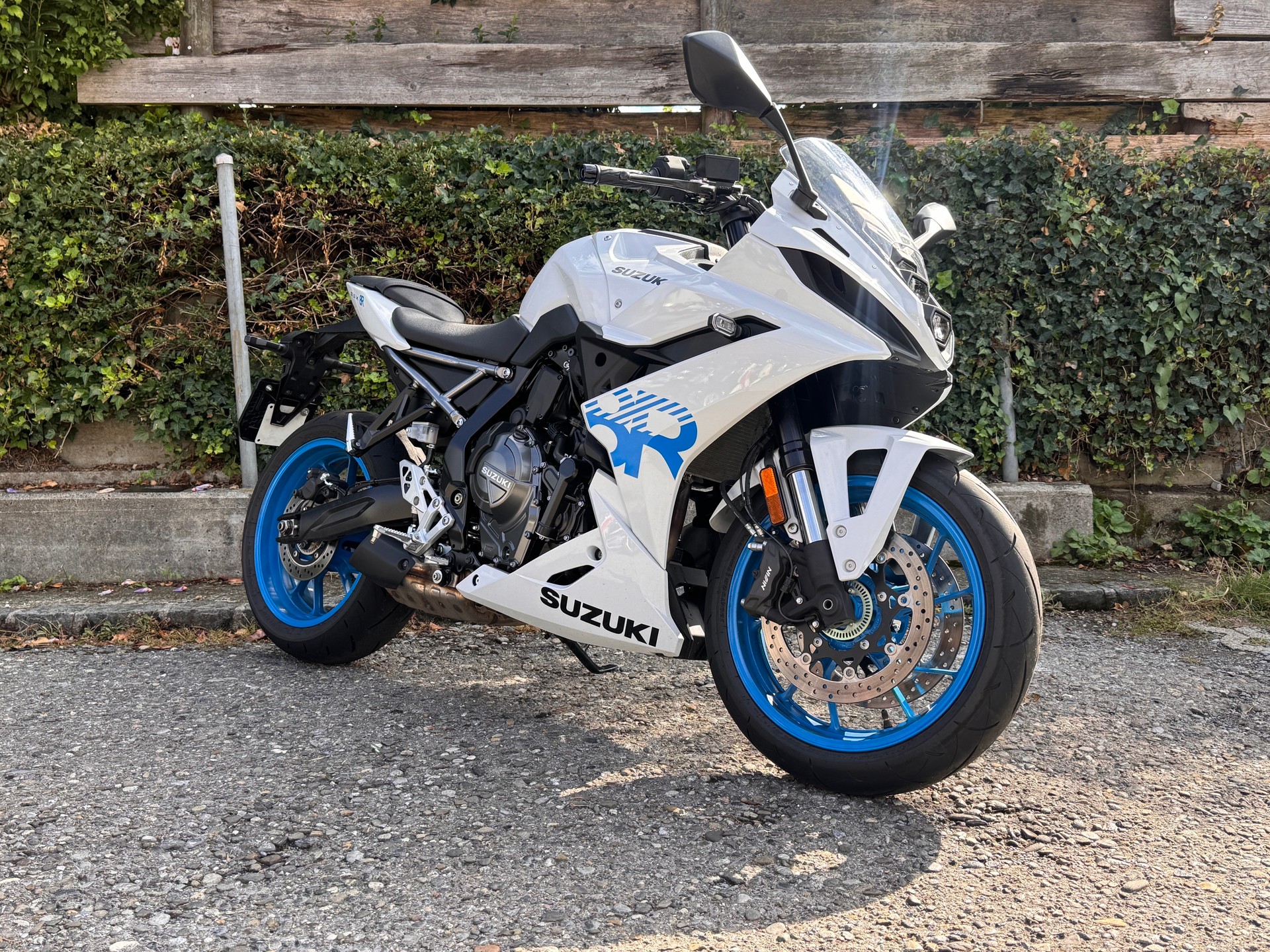 SUZUKI GSX-8R-image-2