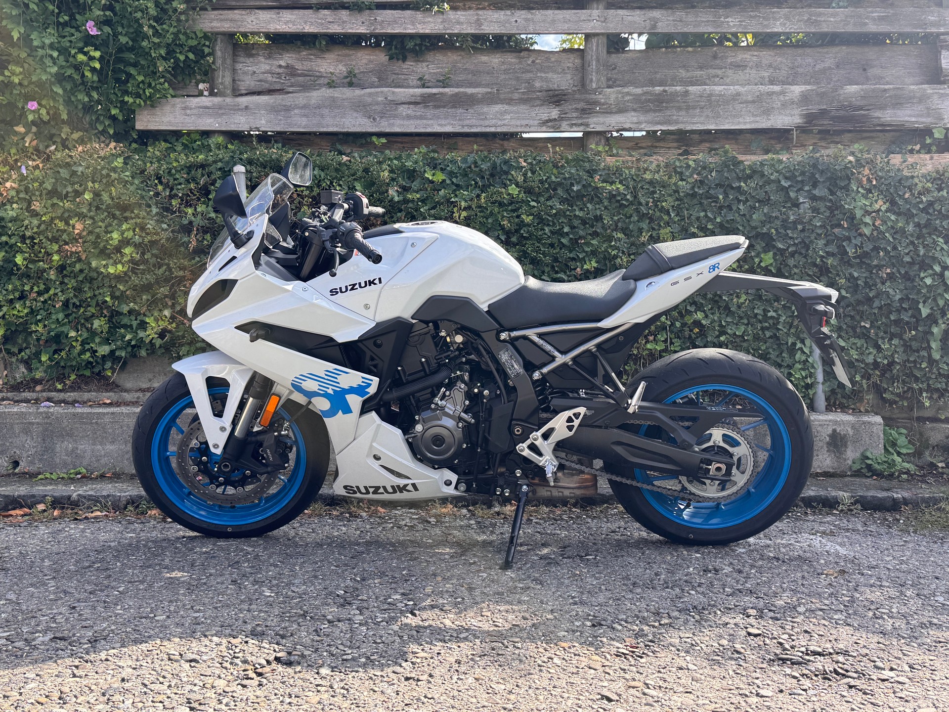 SUZUKI GSX-8R-image-0