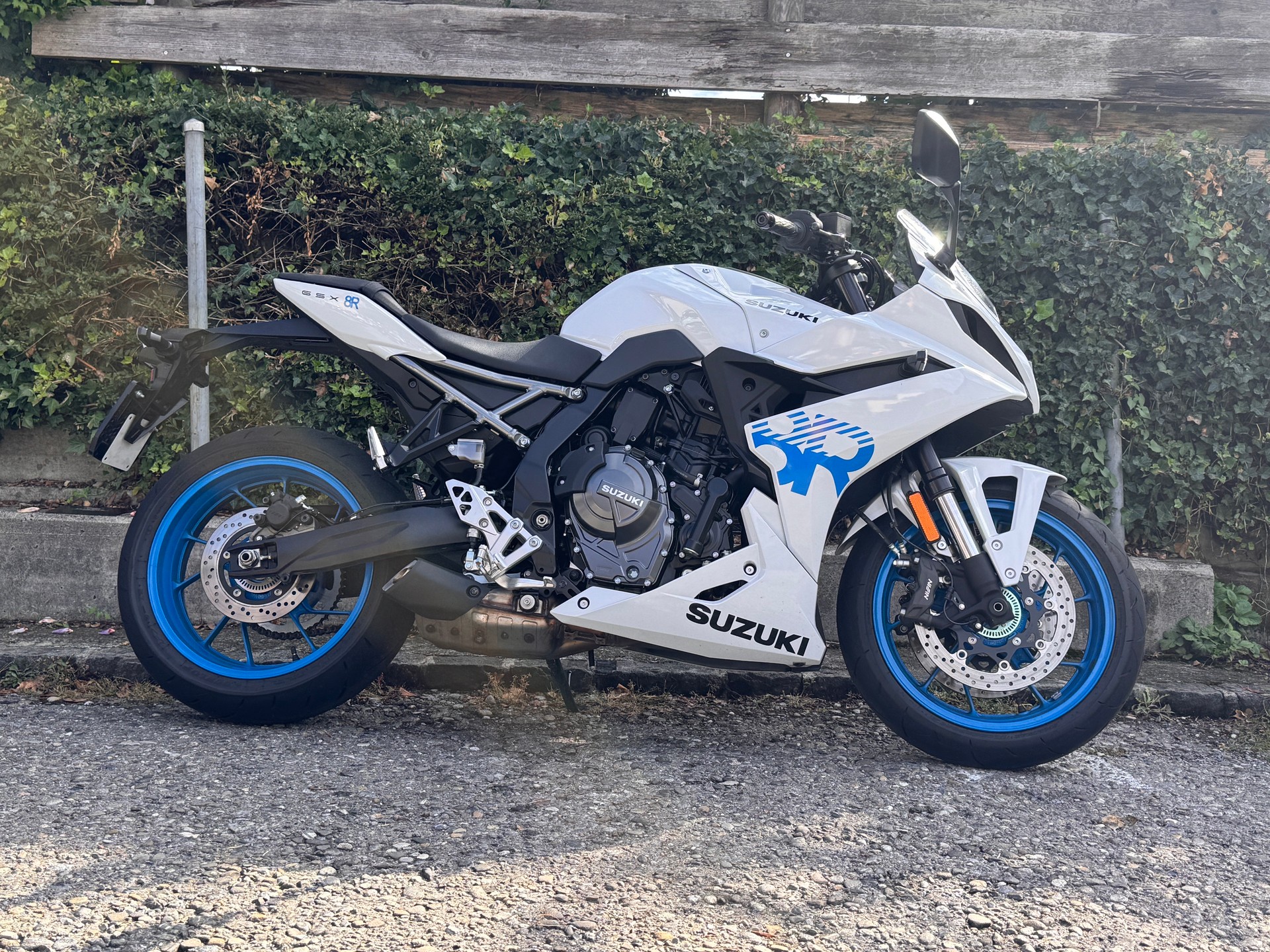 SUZUKI GSX-8R-image-3