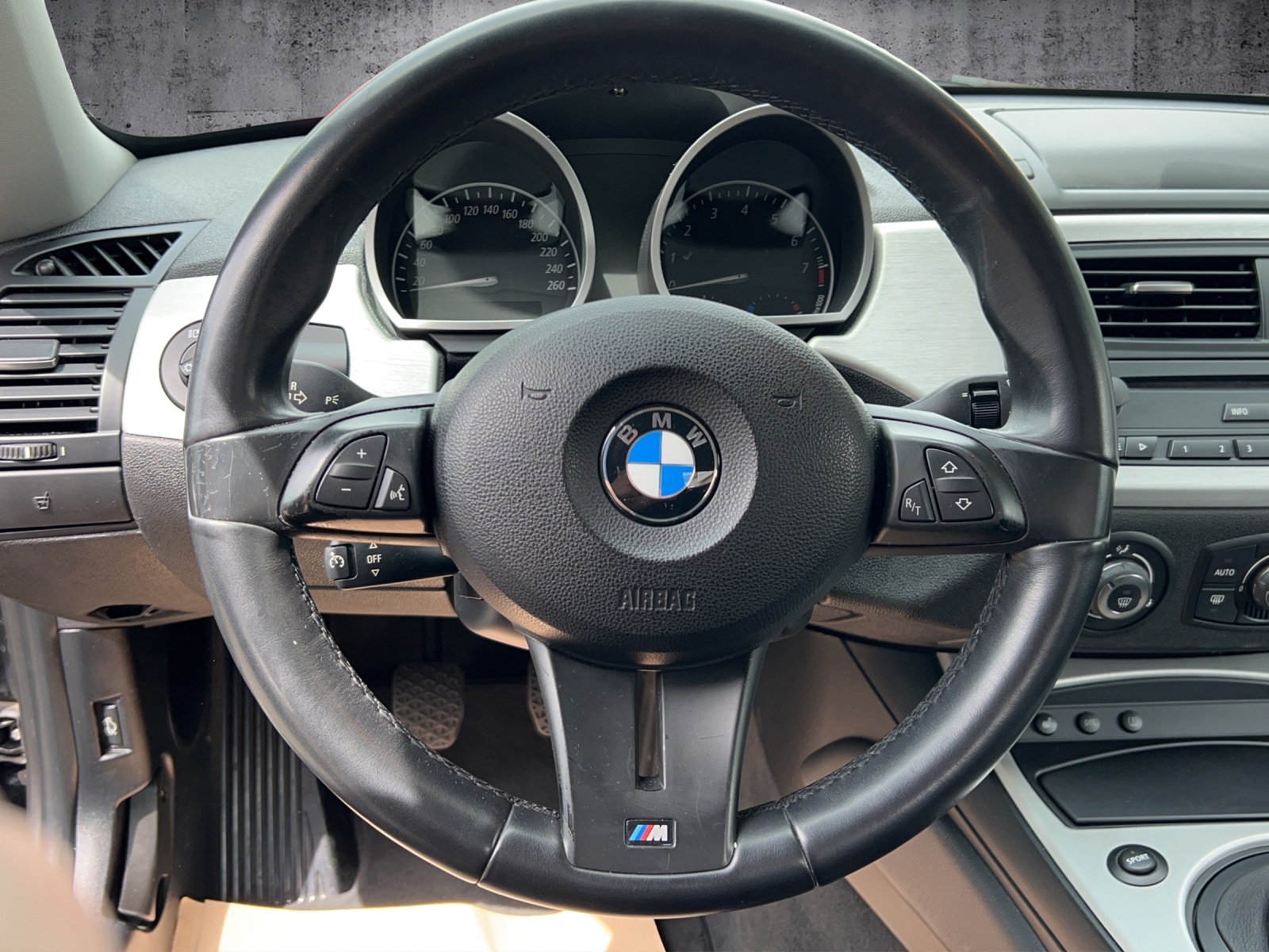BMW Z4 3.0si Coupé-image-12