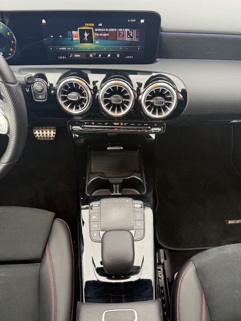 MERCEDES-BENZ A 200 AMG Line 7G-DCT-image-9