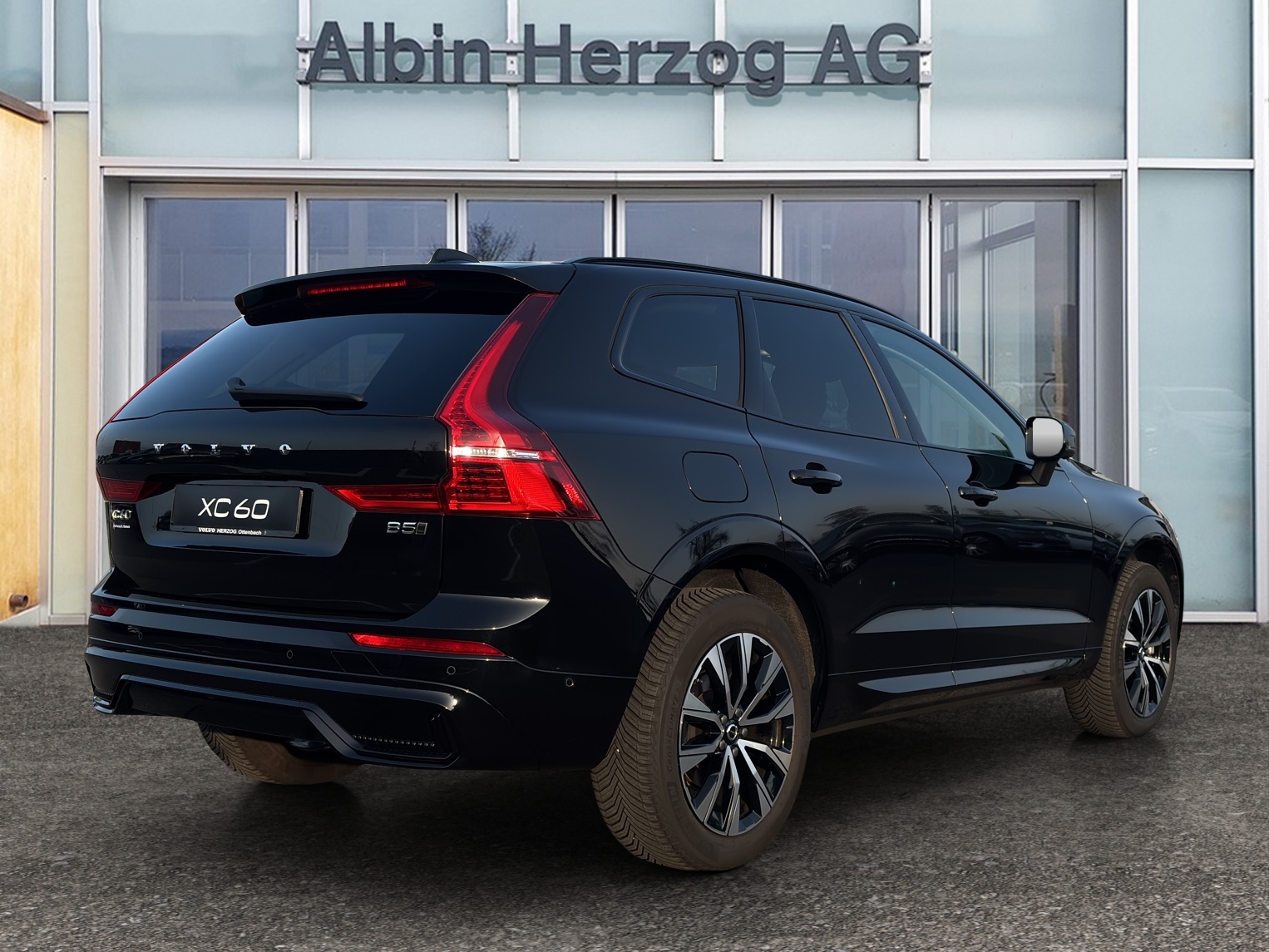 VOLVO XC60 2.0 B5 MH Plus Dark AWD-showroom-element-3