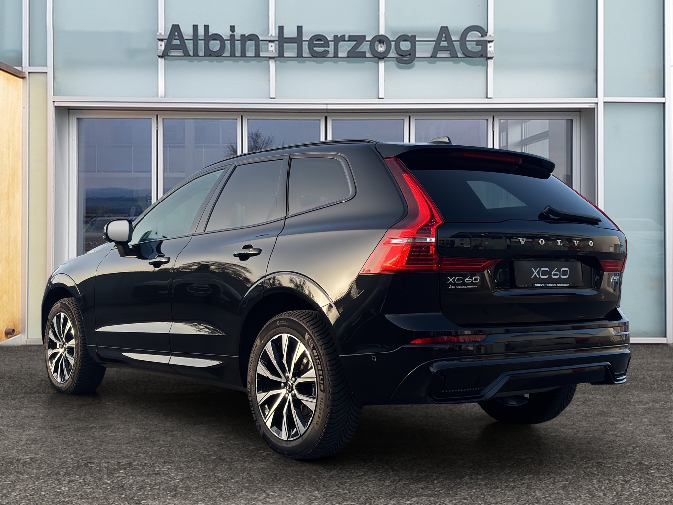 VOLVO XC60 2.0 B5 MH Plus Dark AWD-showroom-element-2