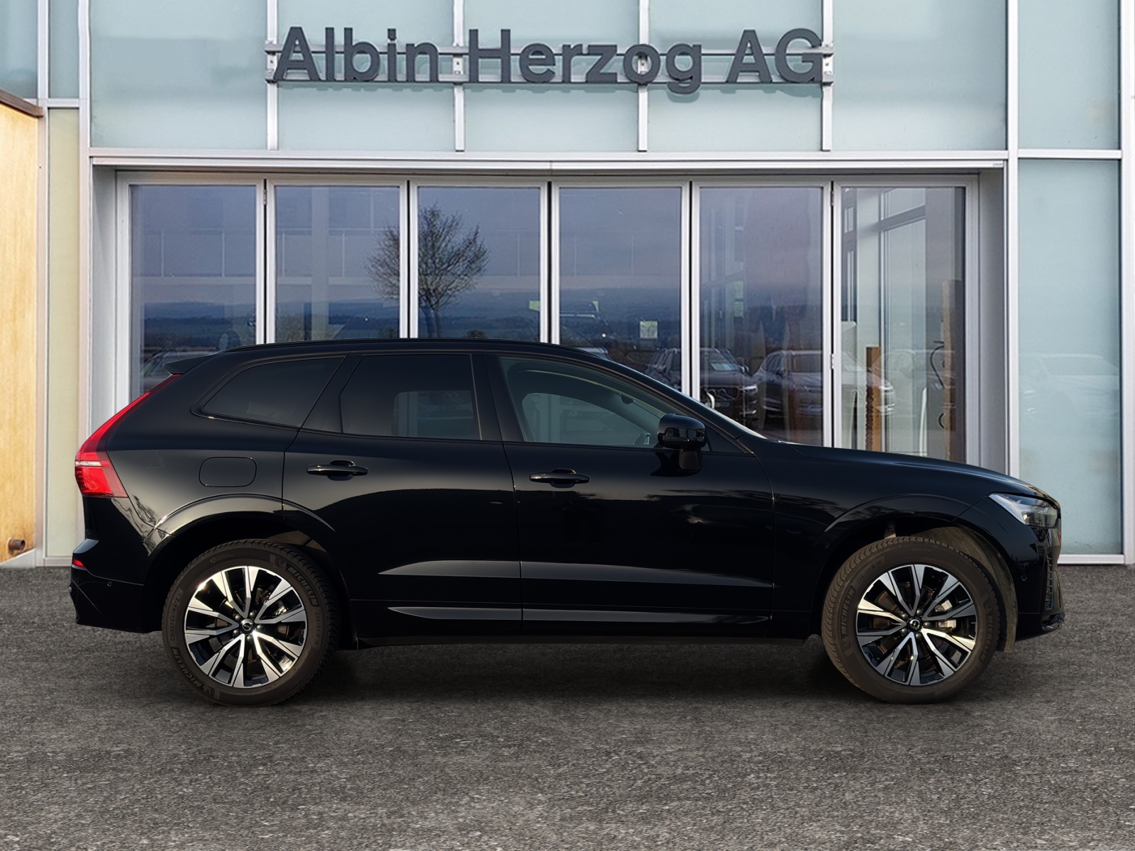 VOLVO XC60 2.0 B5 MH Plus Dark AWD-image-4