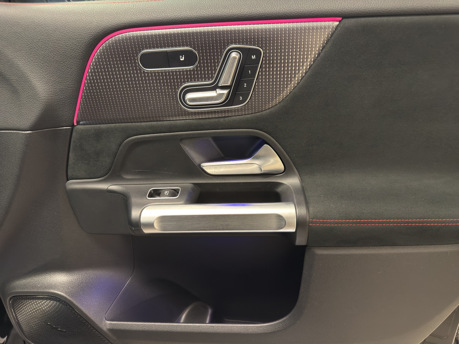 MERCEDES-BENZ EQB 300 4M-image-18