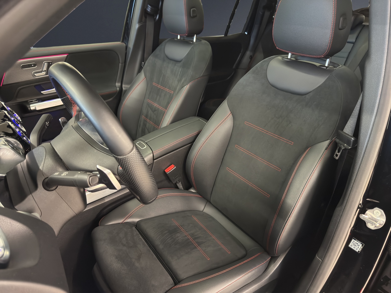 MERCEDES-BENZ EQB 300 4M-image-12