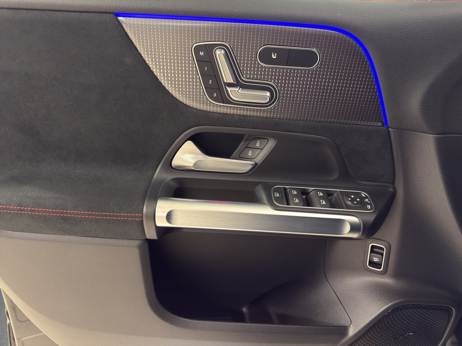 MERCEDES-BENZ EQB 300 4M-image-17