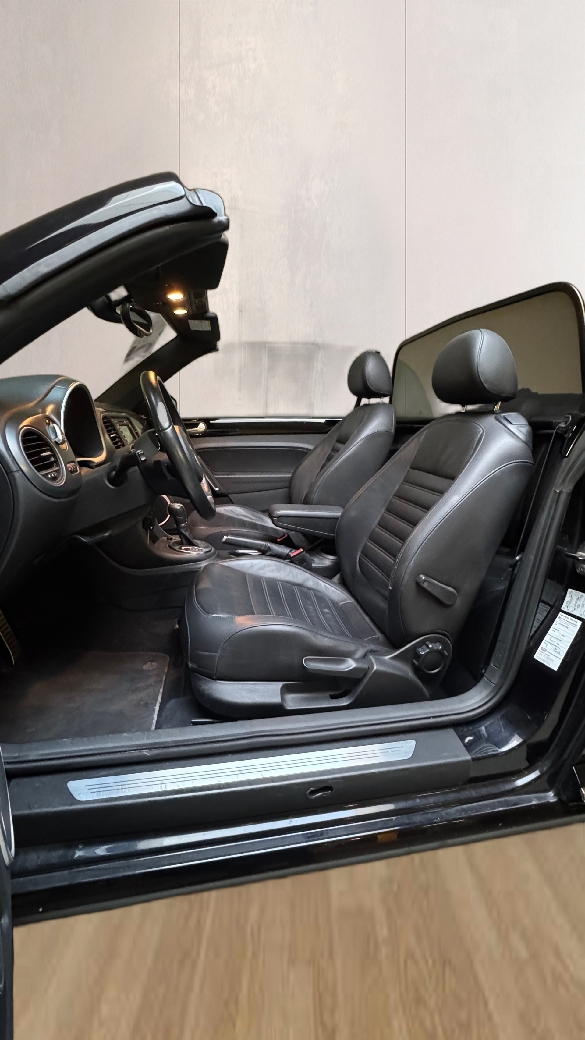 VW Beetle Cabrio 1.4 TSI Sport DSG / Einzigartige Rarität mit Top Ausstattung, hervorragendem Zustand und idealer Fahrkombination-image-17