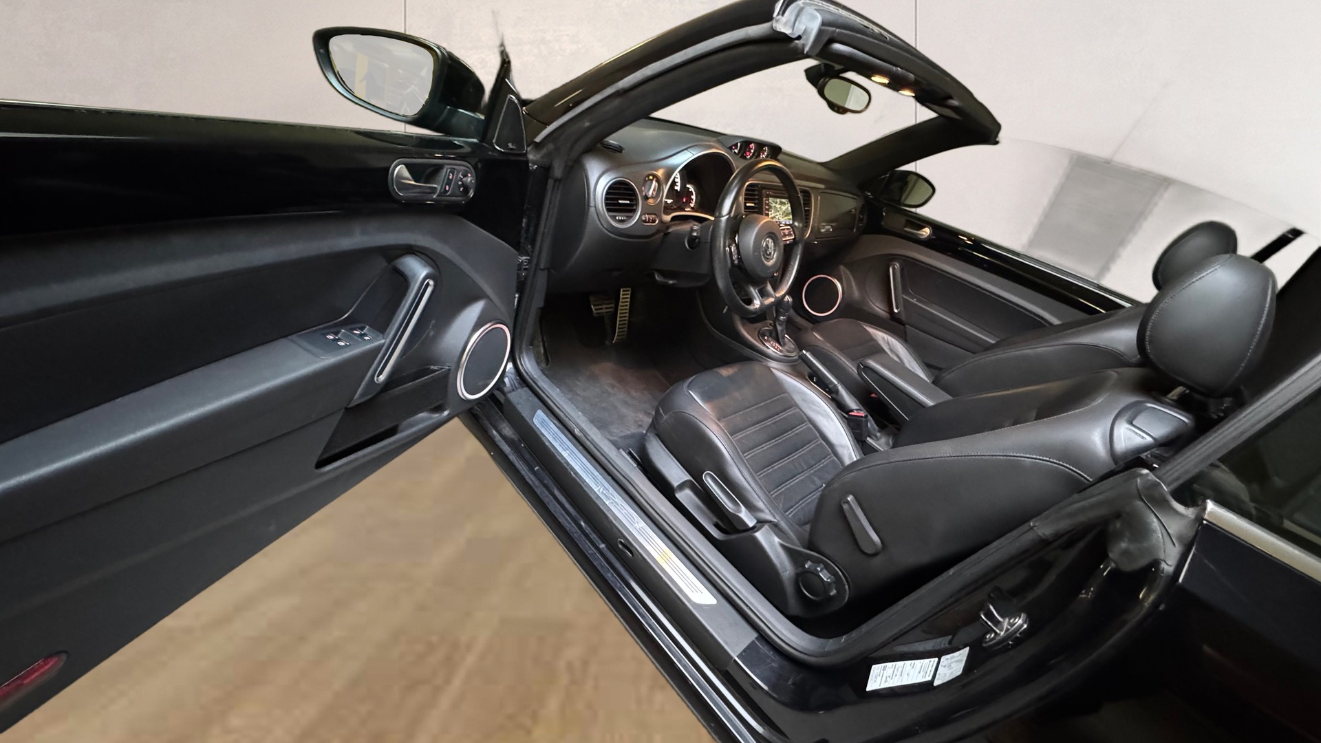 VW Beetle Cabrio 1.4 TSI Sport DSG / Einzigartige Rarität mit Top Ausstattung, hervorragendem Zustand und idealer Fahrkombination-image-16