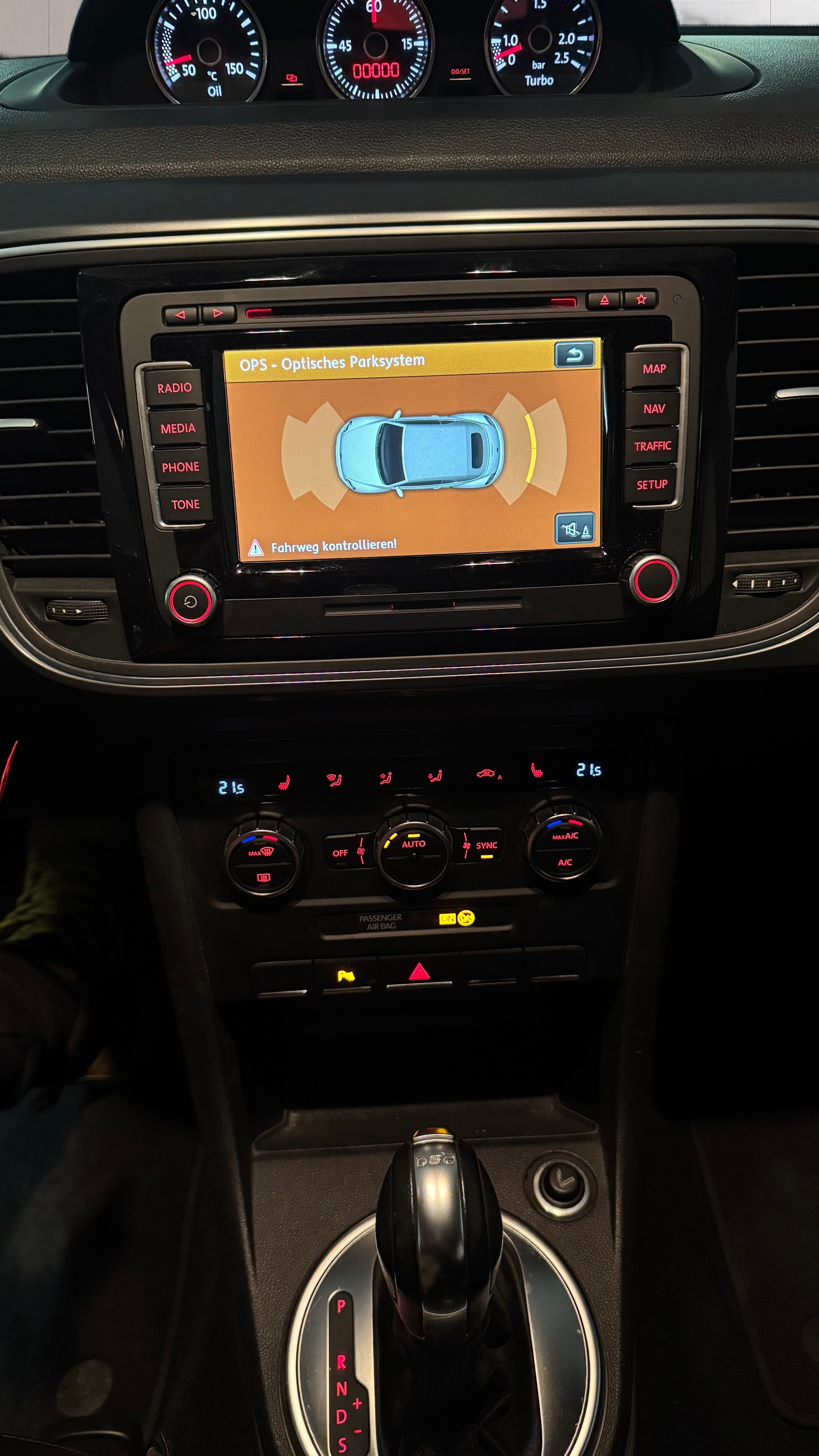 VW Beetle Cabrio 1.4 TSI Sport DSG / Einzigartige Rarität mit Top Ausstattung, hervorragendem Zustand und idealer Fahrkombination-image-25