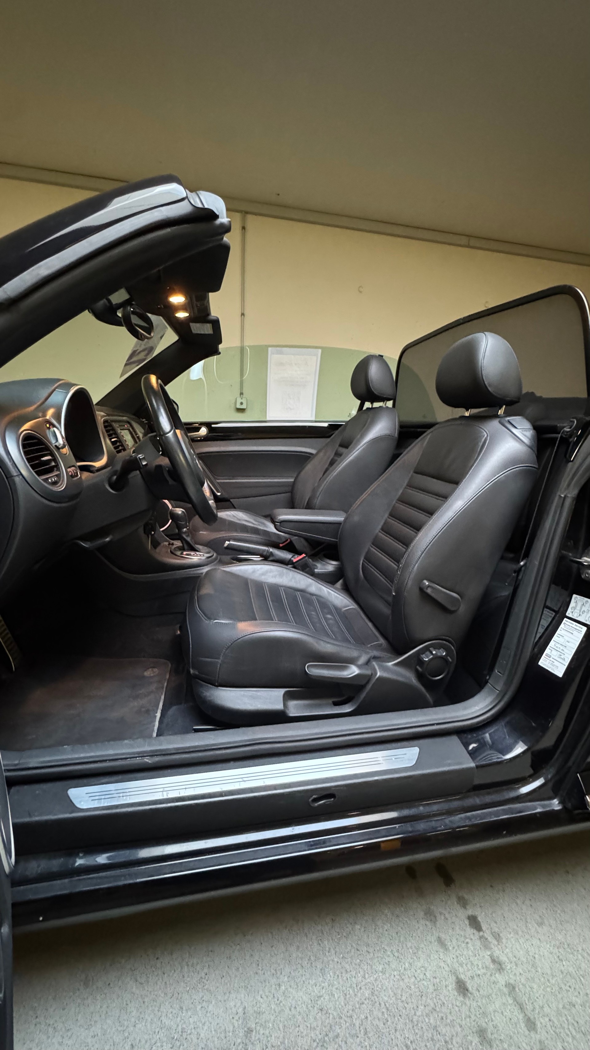 VW Beetle Cabrio 1.4 TSI Sport DSG / Einzigartige Rarität mit Top Ausstattung, hervorragendem Zustand und idealer Fahrkombination-image-17