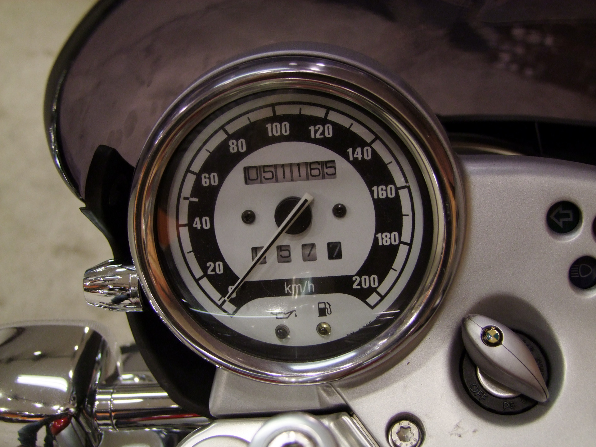 BMW R 1200 C Die James Bond BMW-showroom-element-3