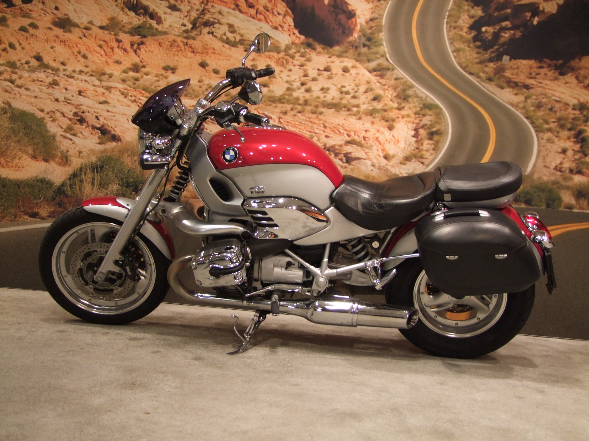 BMW R 1200 C Die James Bond BMW-showroom-element-2